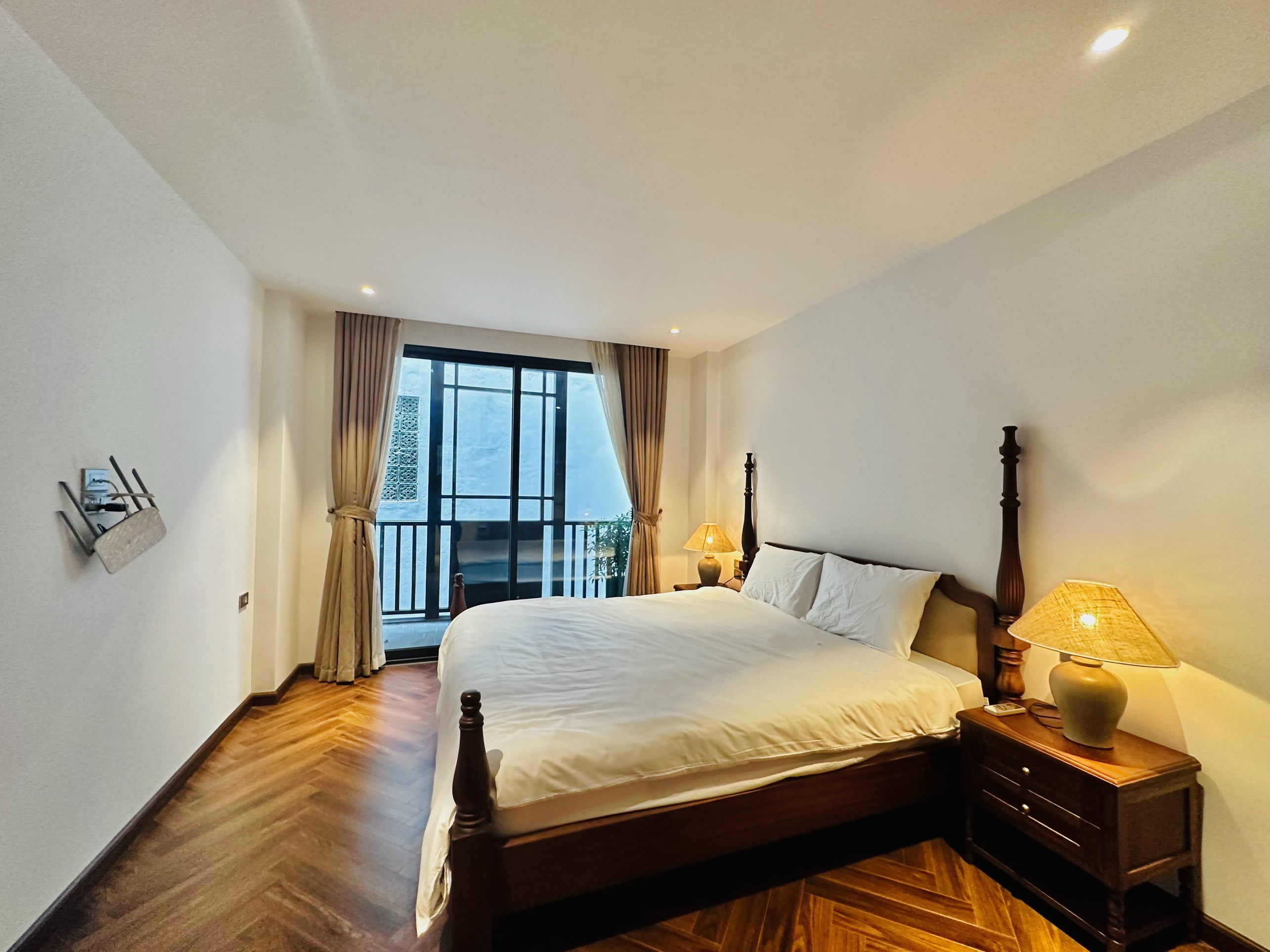 Căn hộ dịch vụ 3 phòng ngủ 120m² phong cách cổ điển tại Tô Ngọc Vân, Tây Hồ