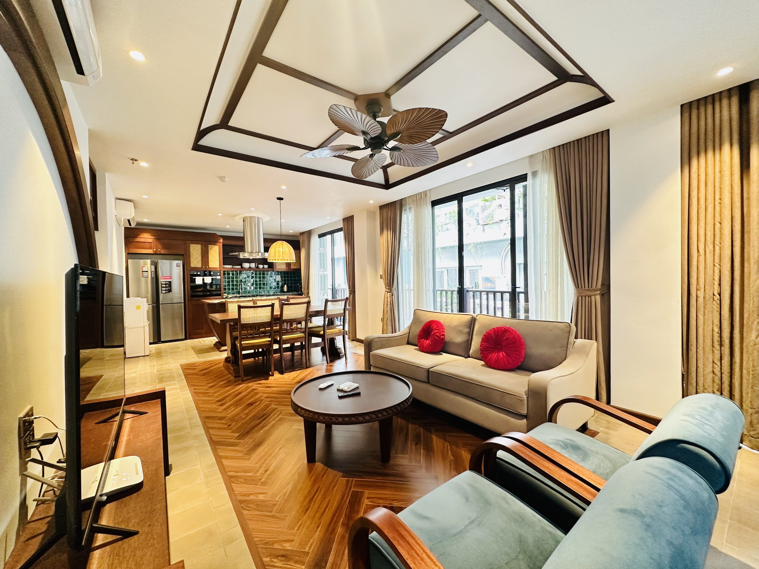 Căn hộ dịch vụ 3 phòng ngủ 120m² phong cách cổ điển tại Tô Ngọc Vân, Tây Hồ