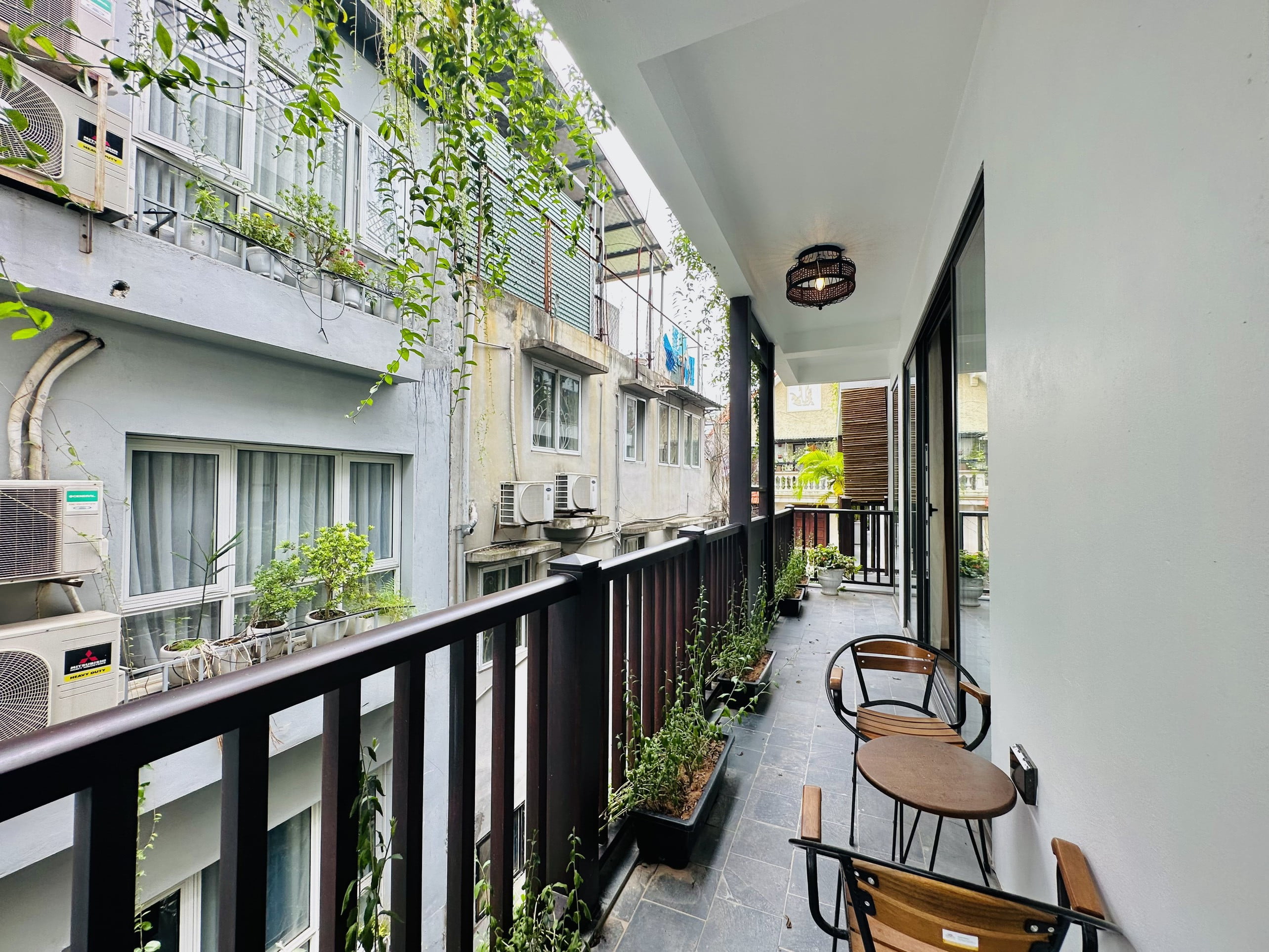 Căn hộ dịch vụ 3 phòng ngủ 120m² phong cách cổ điển tại Tô Ngọc Vân, Tây Hồ