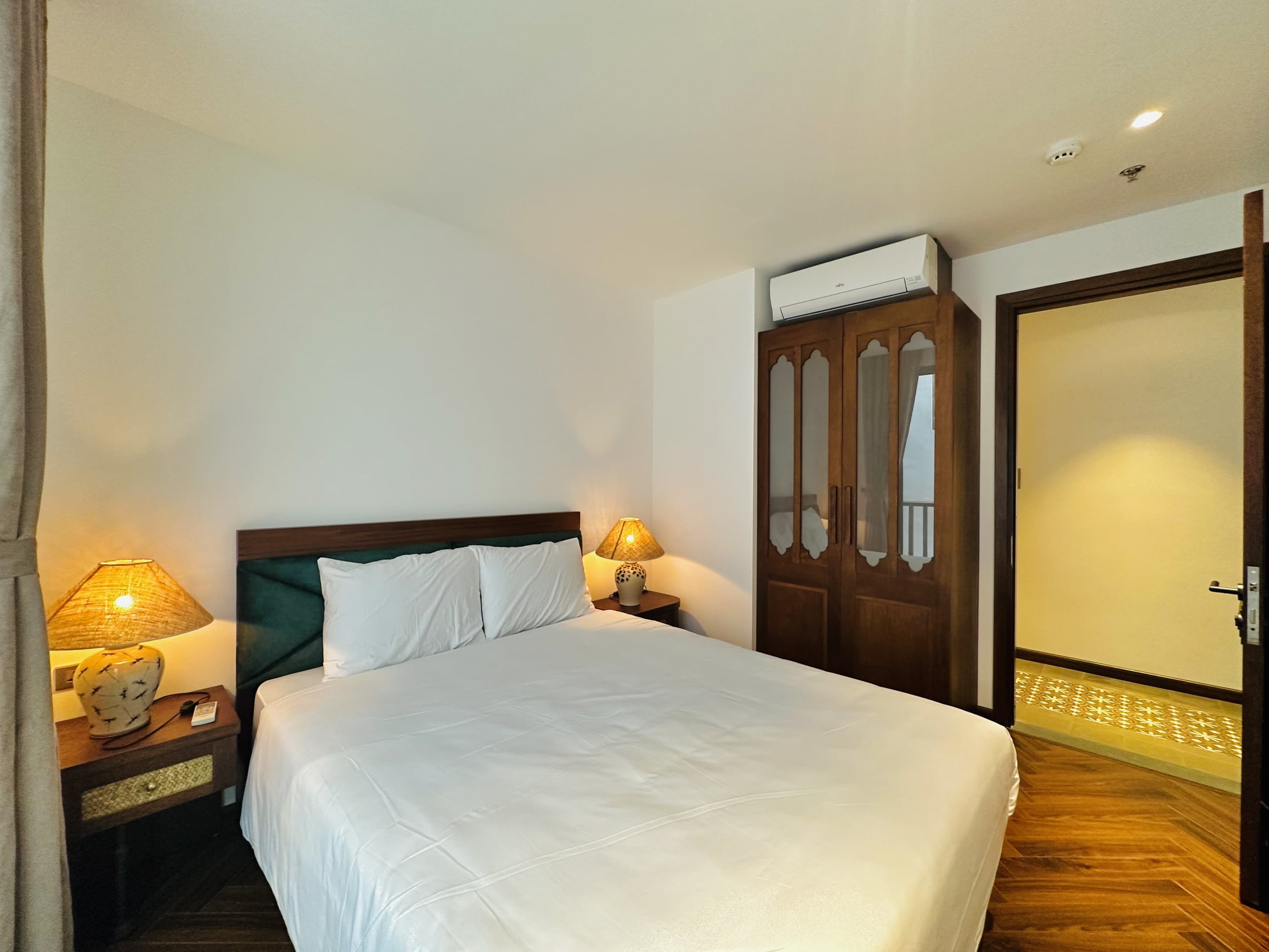 Căn hộ dịch vụ 3 phòng ngủ 120m² phong cách cổ điển tại Tô Ngọc Vân, Tây Hồ