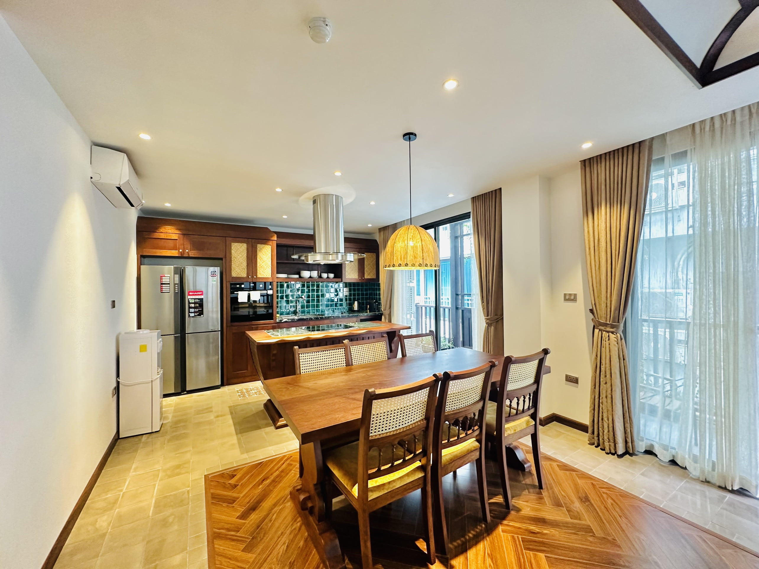Căn hộ dịch vụ 3 phòng ngủ 120m² phong cách cổ điển tại Tô Ngọc Vân, Tây Hồ