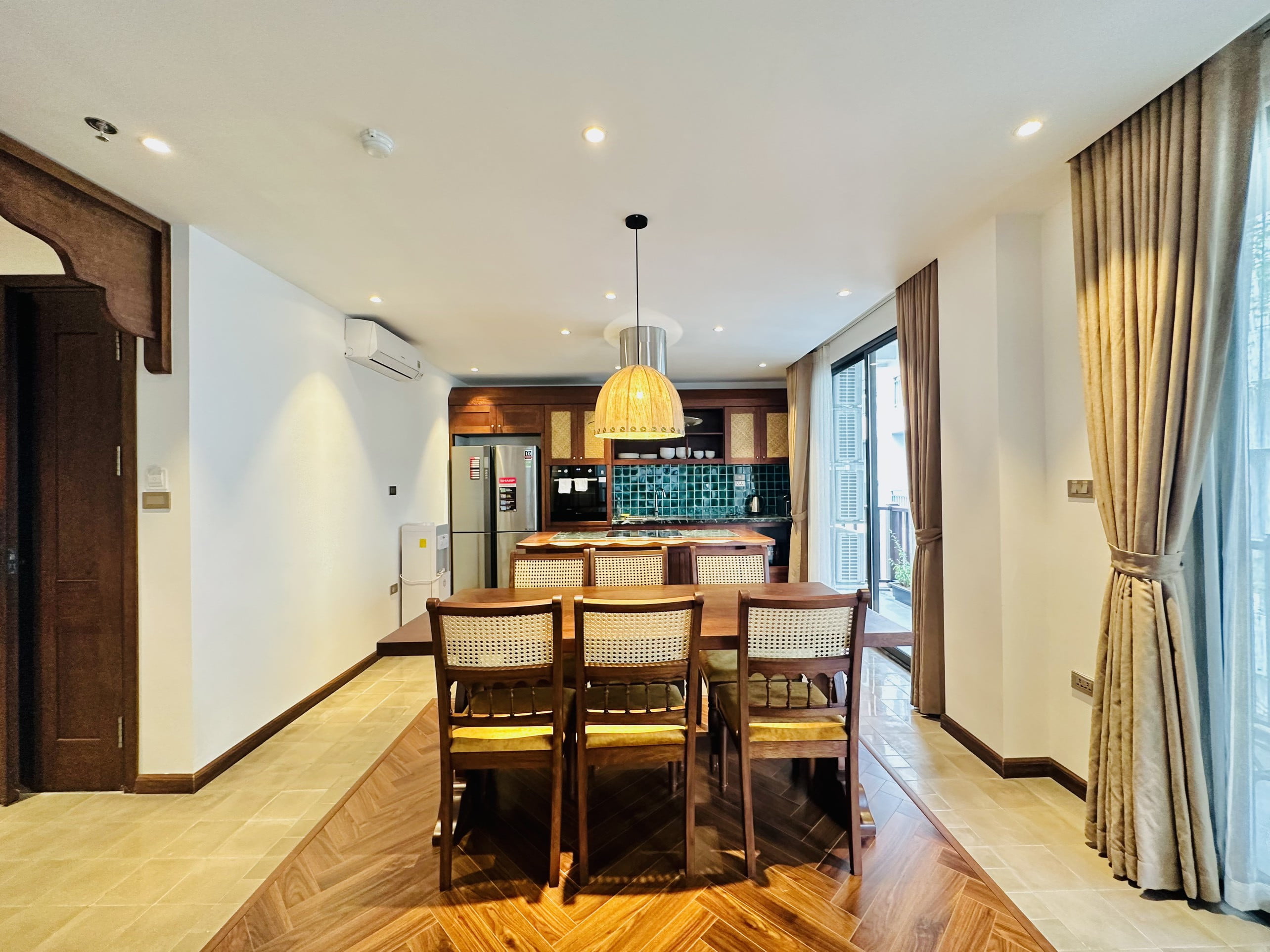 Căn hộ dịch vụ 3 phòng ngủ 120m² phong cách cổ điển tại Tô Ngọc Vân, Tây Hồ