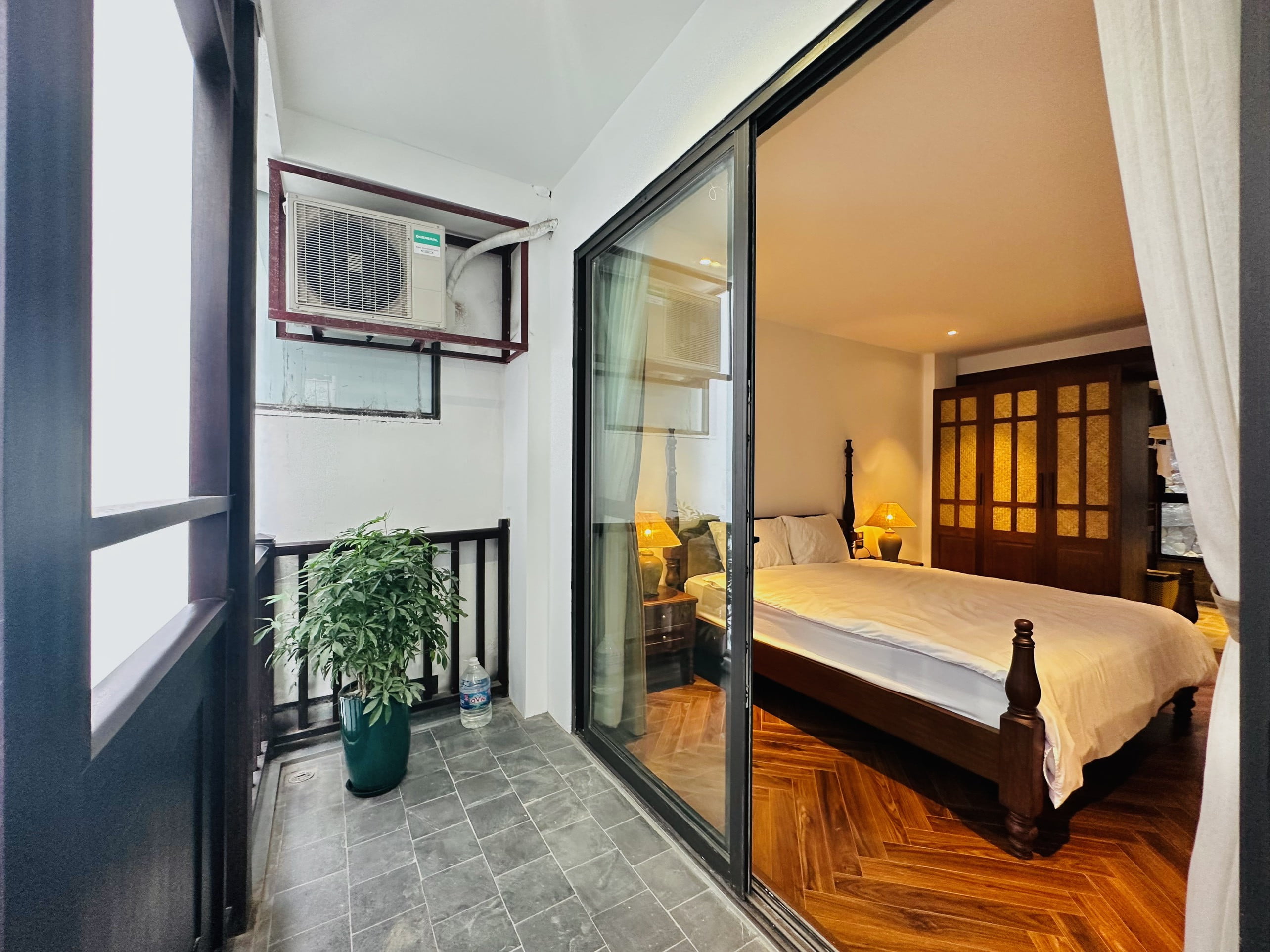 Căn hộ dịch vụ 3 phòng ngủ 120m² phong cách cổ điển tại Tô Ngọc Vân, Tây Hồ
