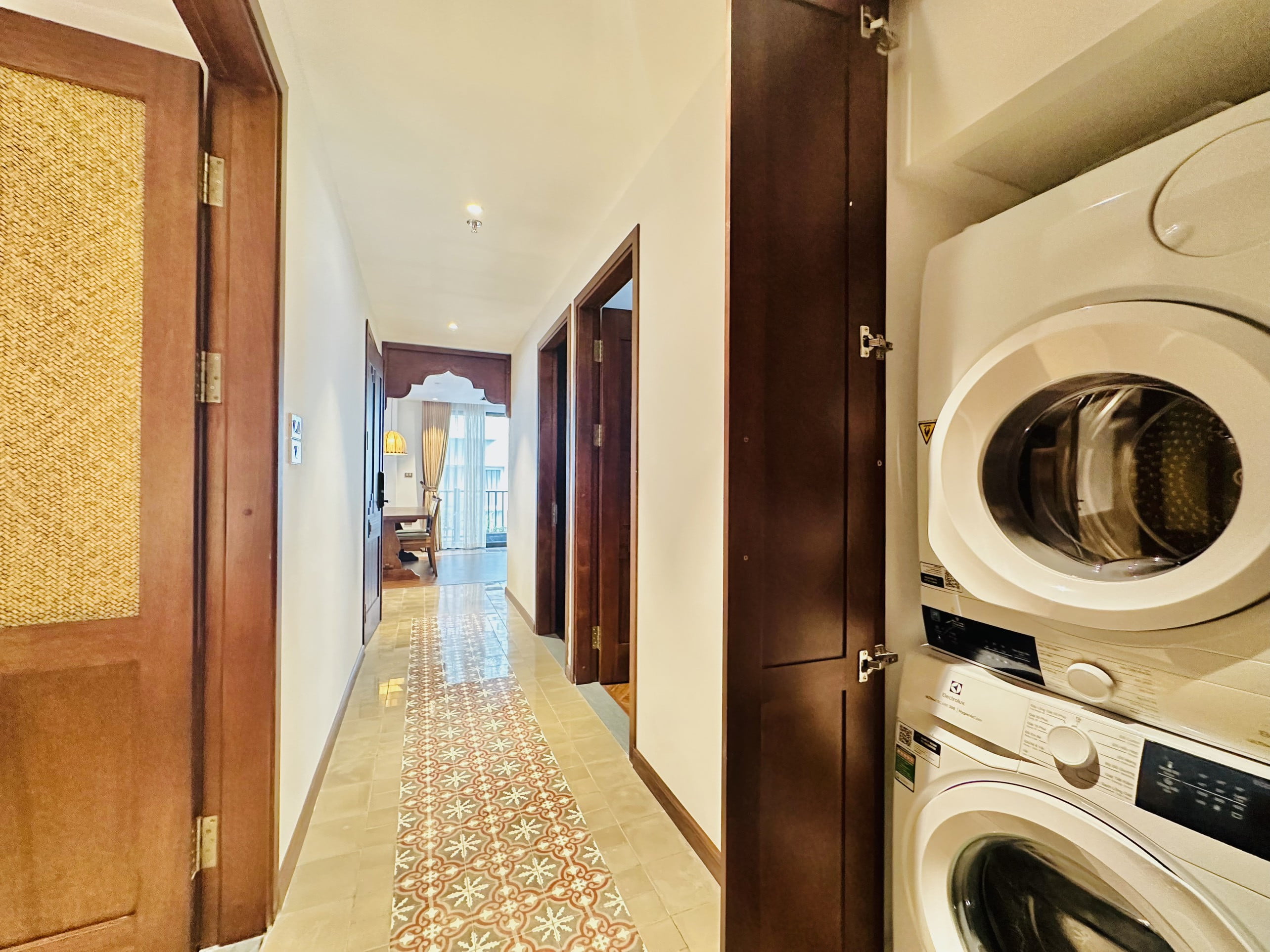 Căn hộ dịch vụ 3 phòng ngủ 120m² phong cách cổ điển tại Tô Ngọc Vân, Tây Hồ