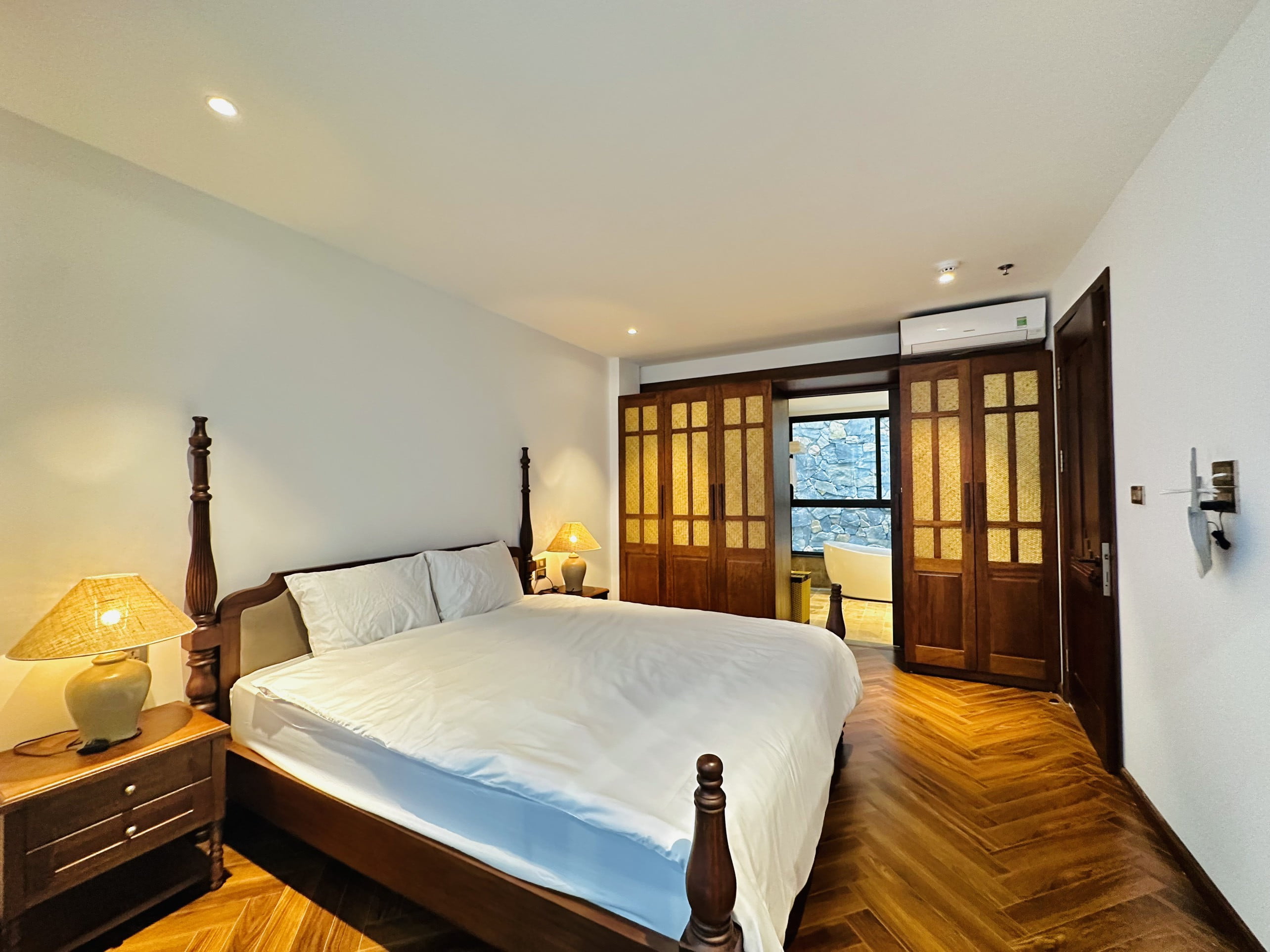 Căn hộ dịch vụ 3 phòng ngủ 120m² phong cách cổ điển tại Tô Ngọc Vân, Tây Hồ