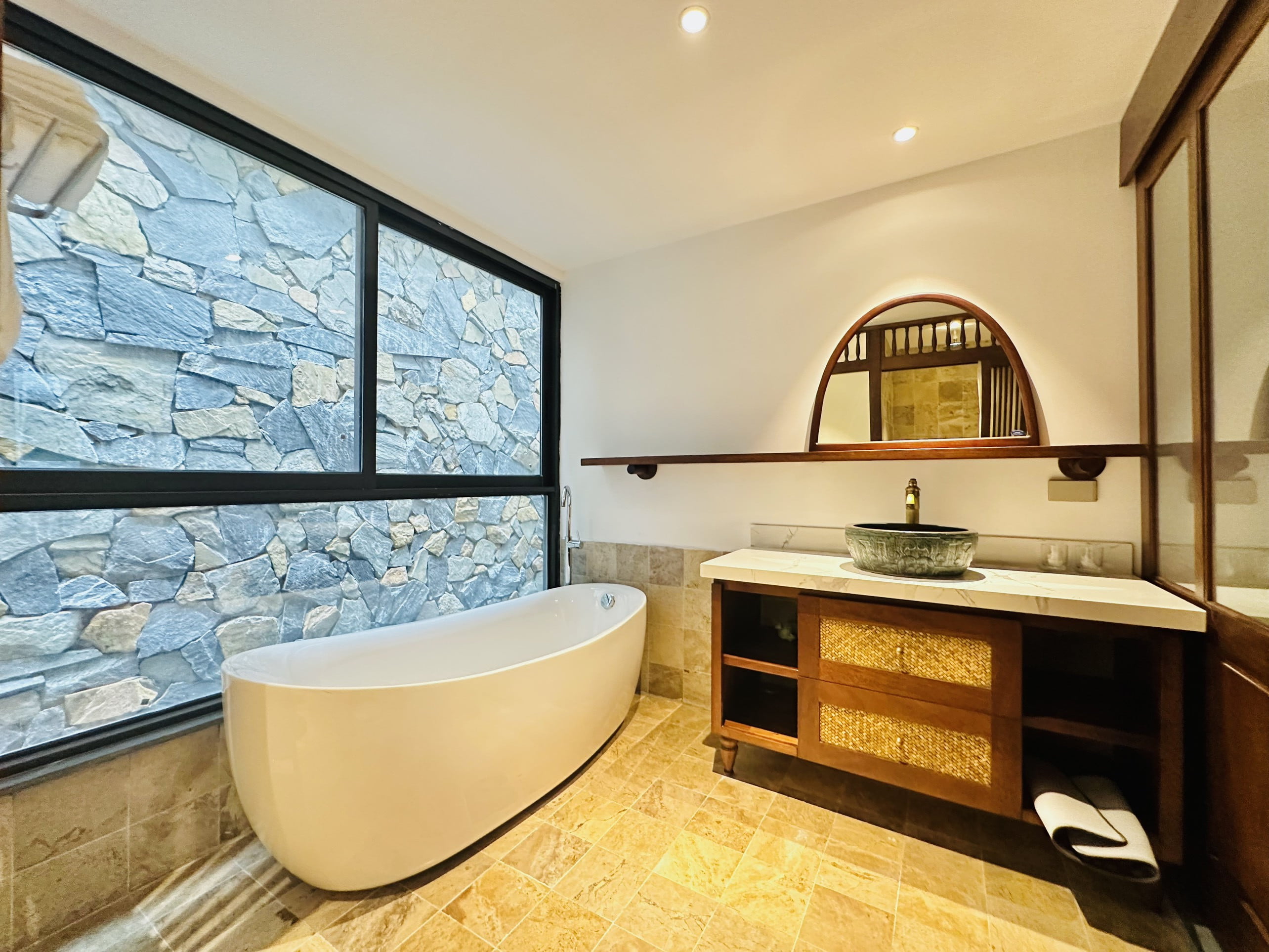 Căn hộ dịch vụ 3 phòng ngủ 120m² phong cách cổ điển tại Tô Ngọc Vân, Tây Hồ
