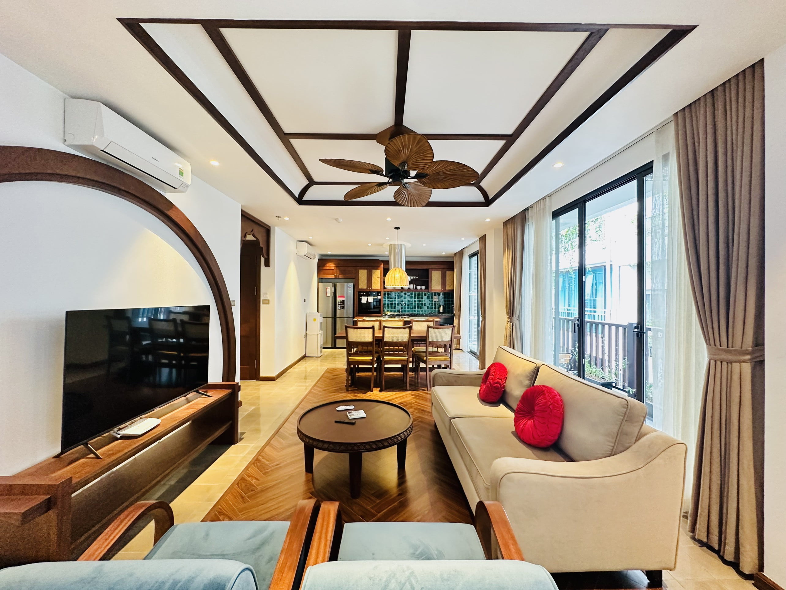 Căn hộ dịch vụ 3 phòng ngủ 120m² phong cách cổ điển tại Tô Ngọc Vân, Tây Hồ