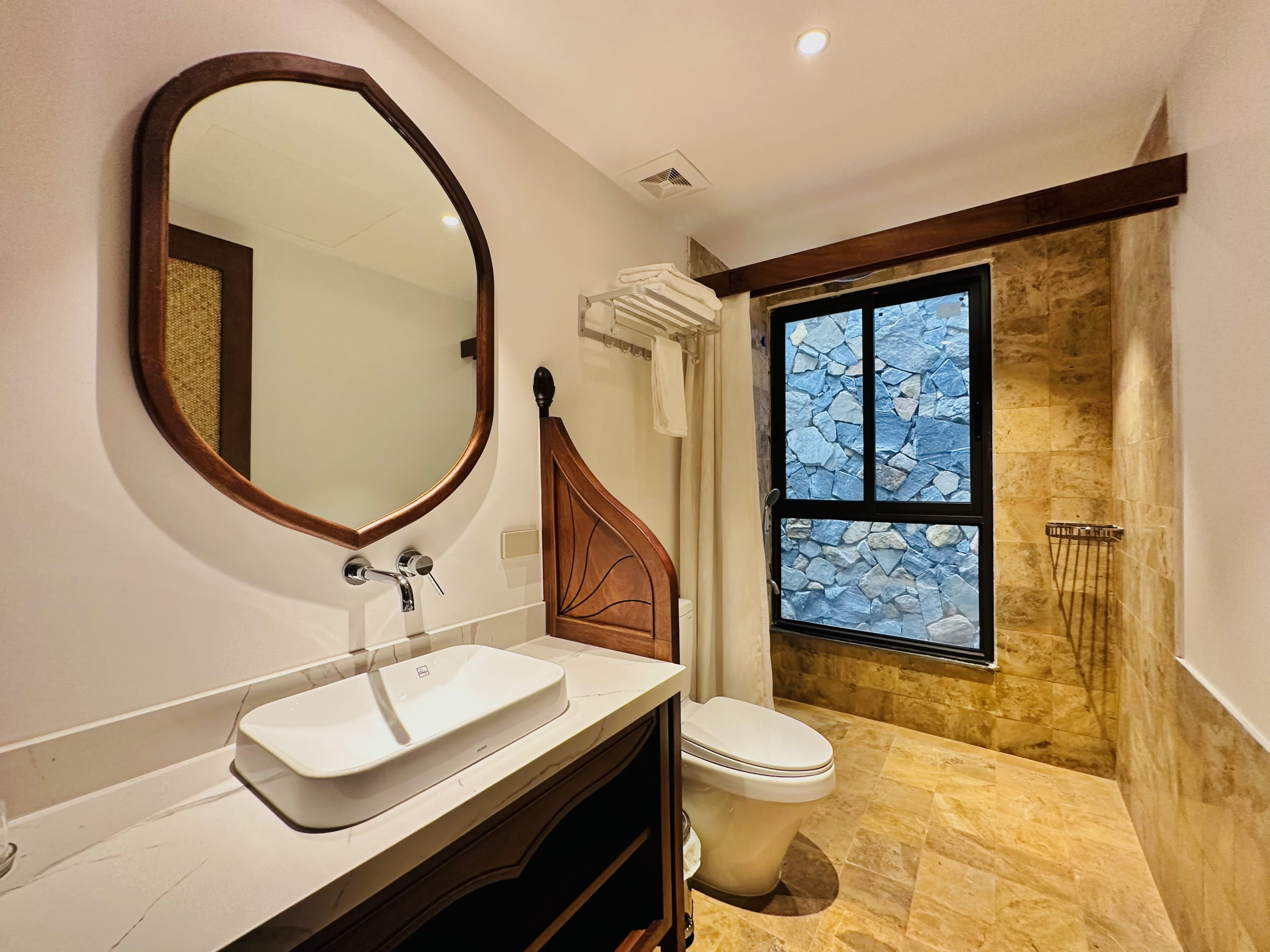 Căn hộ dịch vụ 3 phòng ngủ 120m² phong cách cổ điển tại Tô Ngọc Vân, Tây Hồ