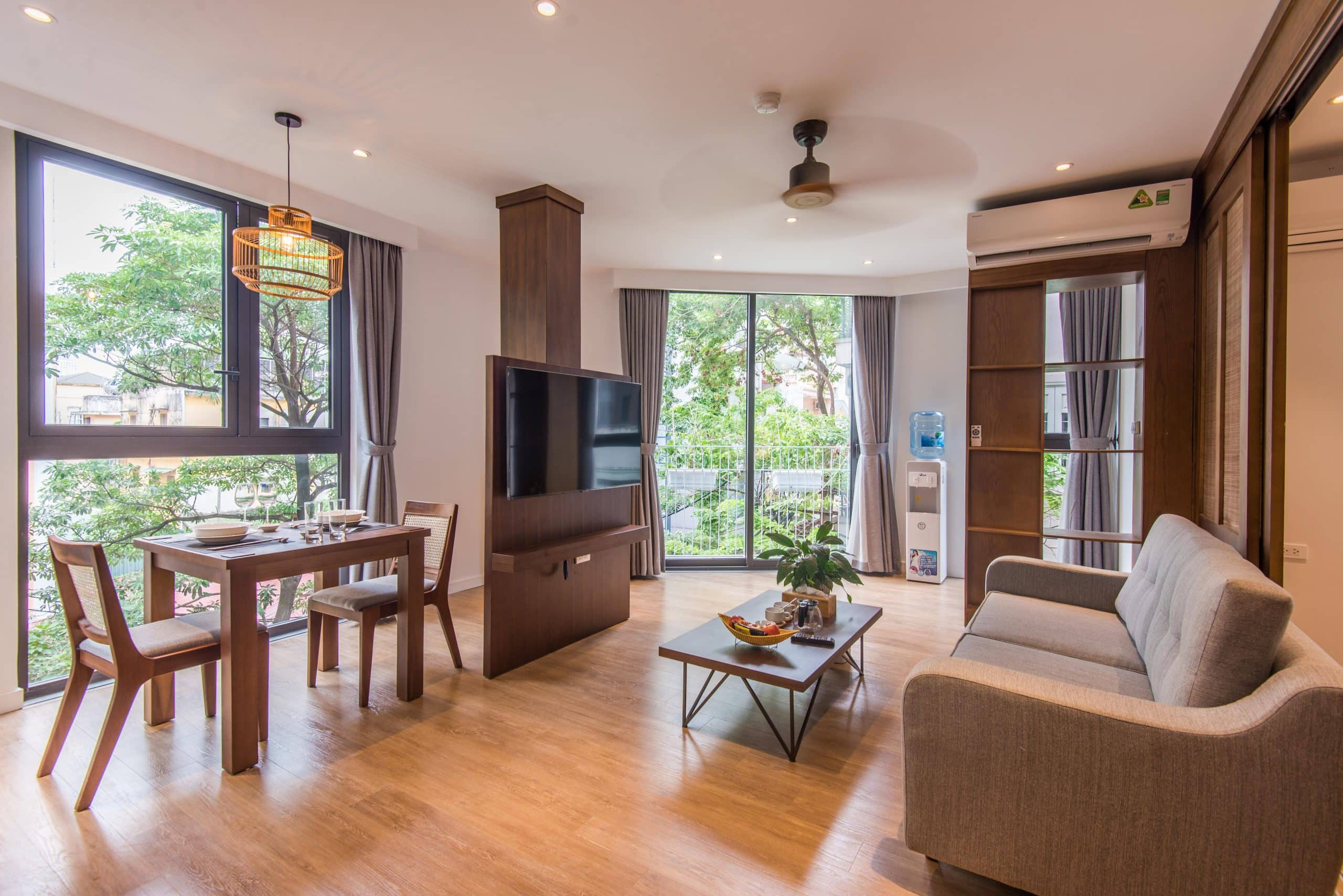 Căn Hộ Dịch Vụ 1 Phòng Ngủ Ngập Tràn Ánh Sáng Tại Linh Lang