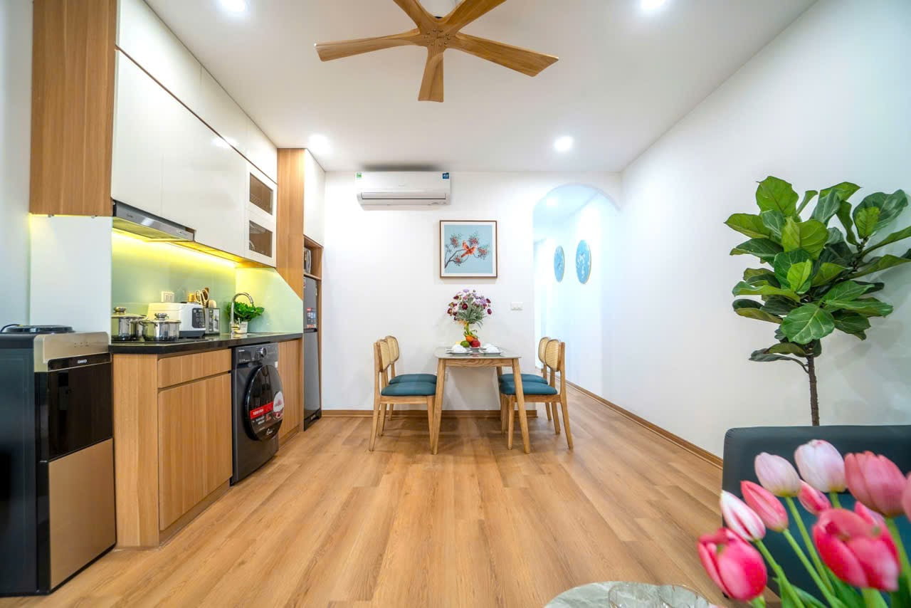 Căn Hộ Dịch Vụ 2 Phòng Ngủ Nội Thất Gỗ Sang Trọng Tại Ba Đình