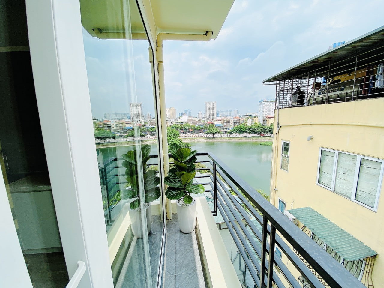 Căn Hộ Ban Công Riêng Đón Ánh Sáng Tự Nhiên Gần Hồ Ngọc Khánh