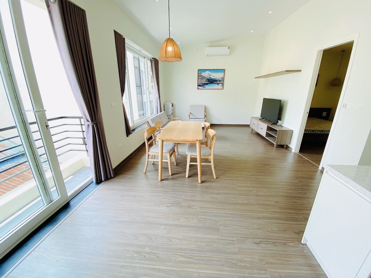 Căn Hộ Ban Công Riêng Đón Ánh Sáng Tự Nhiên Gần Hồ Ngọc Khánh