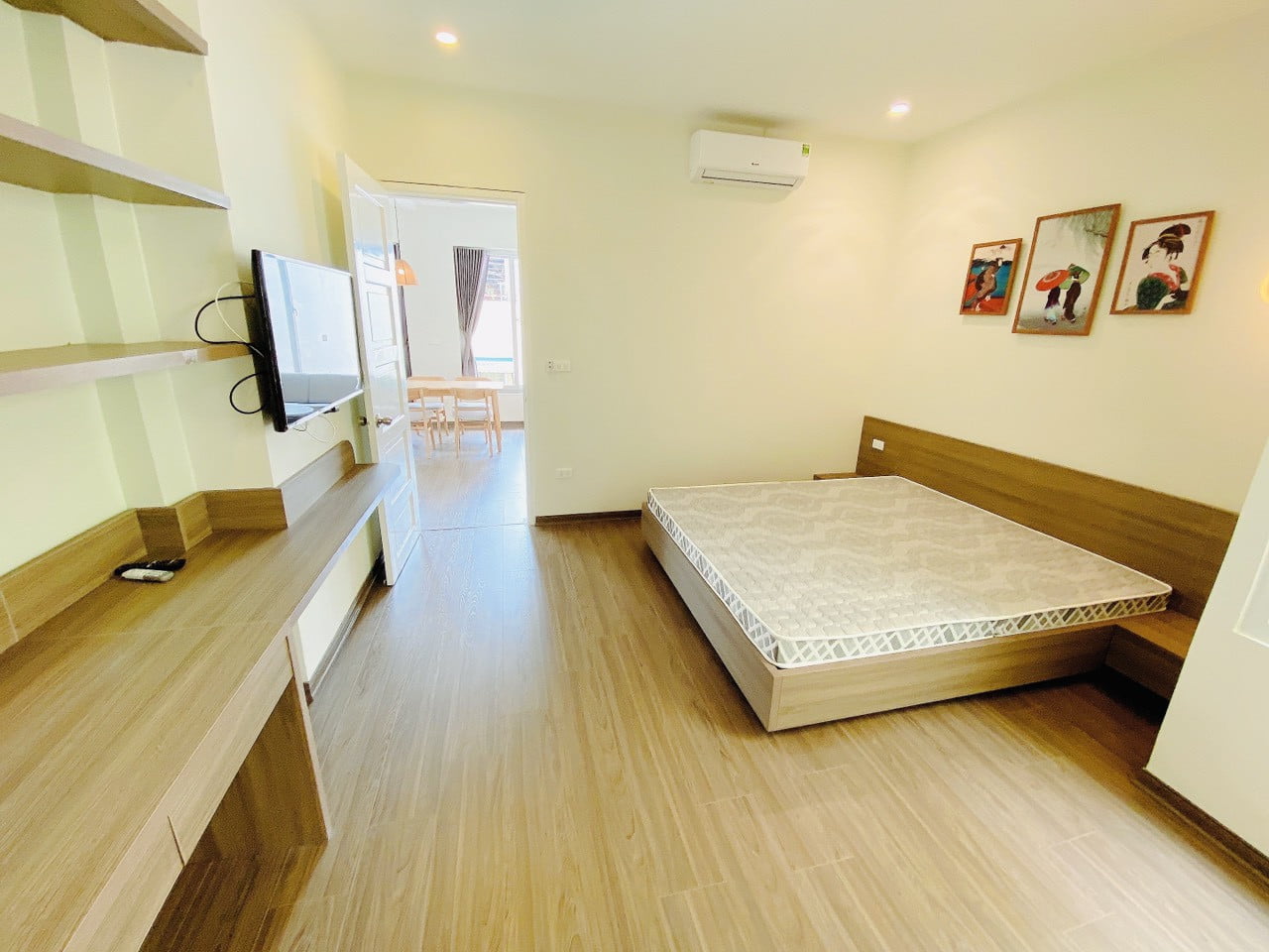 Căn Hộ Ban Công Riêng Đón Ánh Sáng Tự Nhiên Gần Hồ Ngọc Khánh