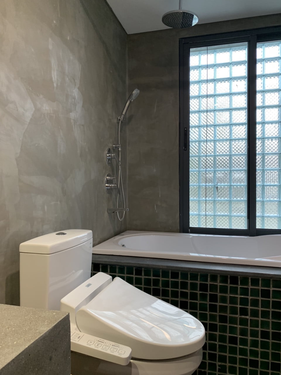 Căn Hộ View Hồ Tại Kim Mã Với Nội Thất Gỗ Sang Trọng