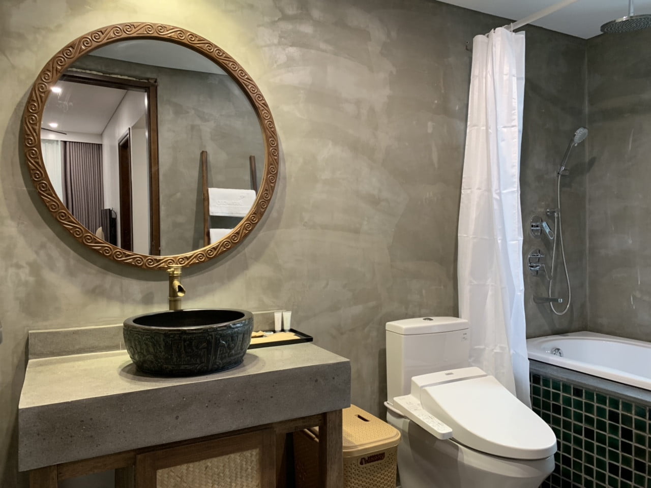 Căn Hộ View Hồ Tại Kim Mã Với Nội Thất Gỗ Sang Trọng