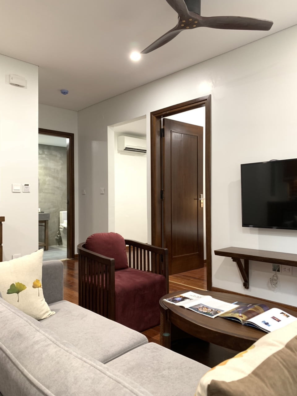 Căn Hộ View Hồ Tại Kim Mã Với Nội Thất Gỗ Sang Trọng