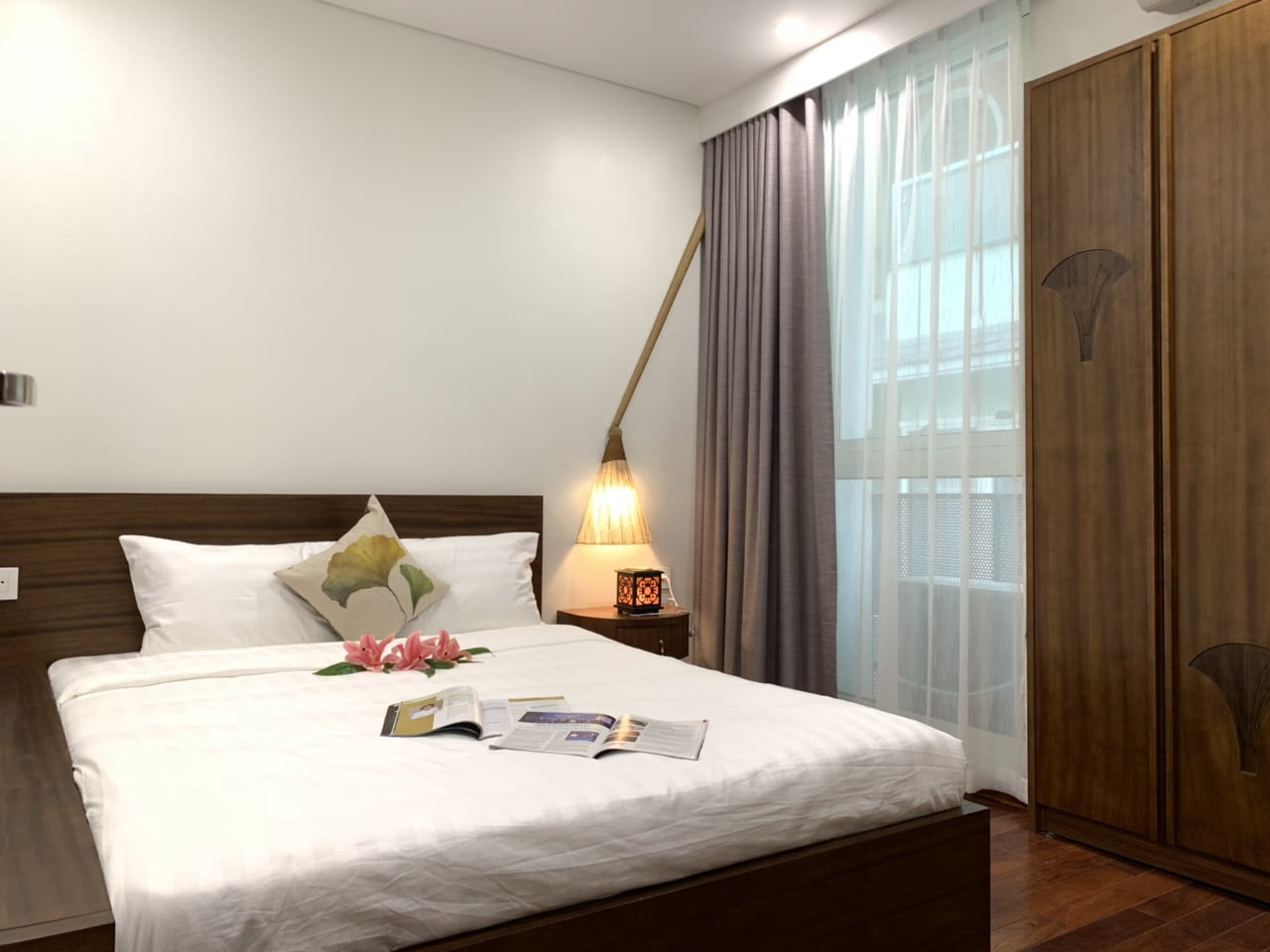 Căn Hộ View Hồ Tại Kim Mã Với Nội Thất Gỗ Sang Trọng