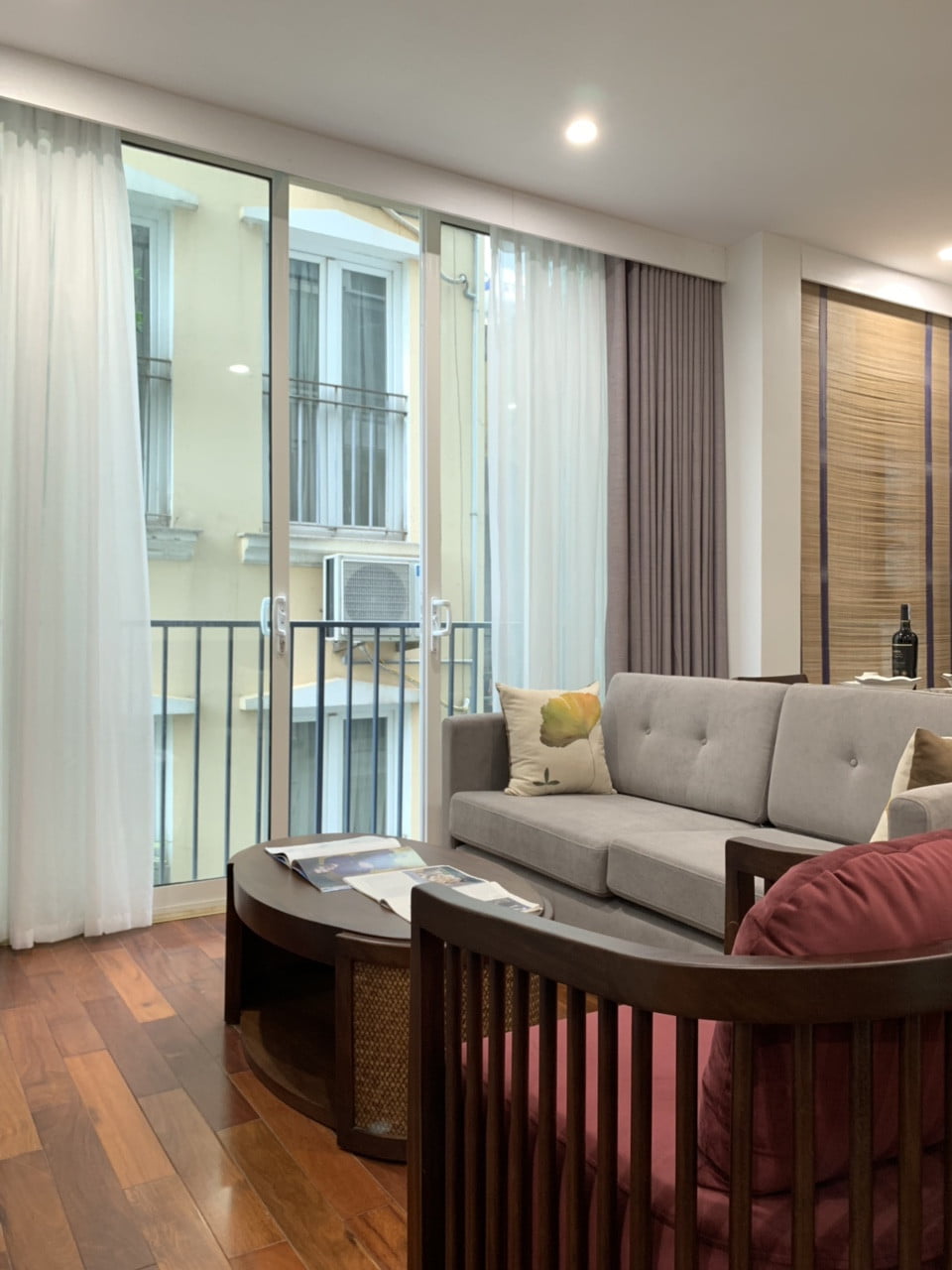 Căn Hộ View Hồ Tại Kim Mã Với Nội Thất Gỗ Sang Trọng