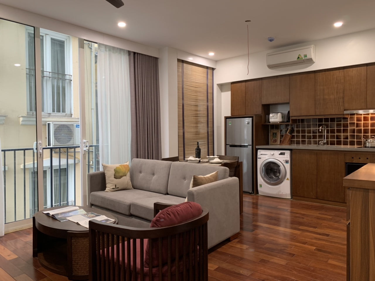 Căn Hộ View Hồ Tại Kim Mã Với Nội Thất Gỗ Sang Trọng