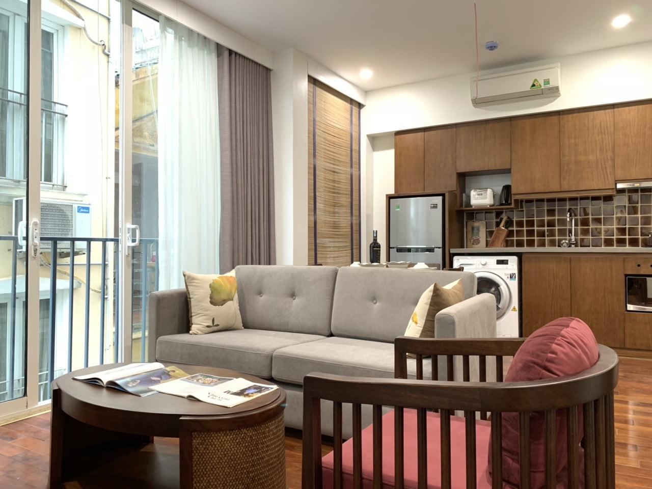 Căn Hộ View Hồ Tại Kim Mã Với Nội Thất Gỗ Sang Trọng