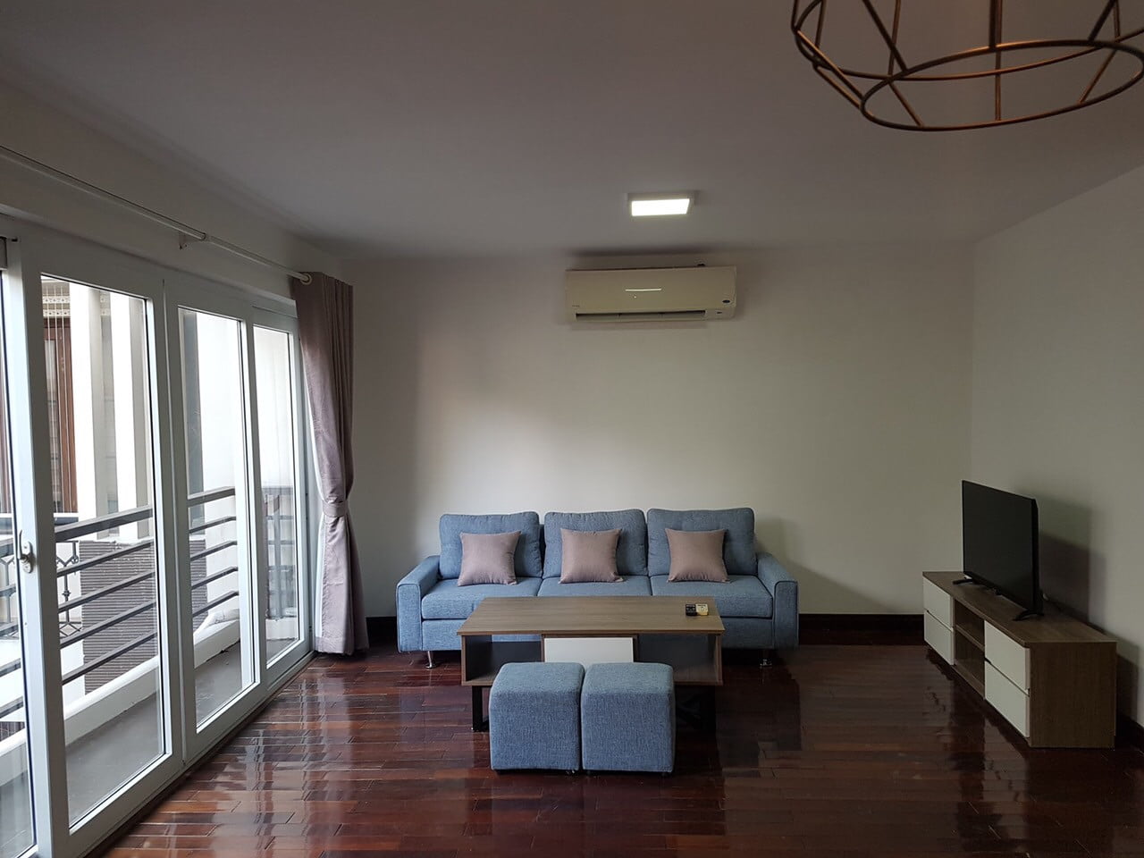 Căn Hộ 1 Phòng Ngủ Giá Hợp Lý Tại Linh Lang Có Ban Công Và Full Nội Thất