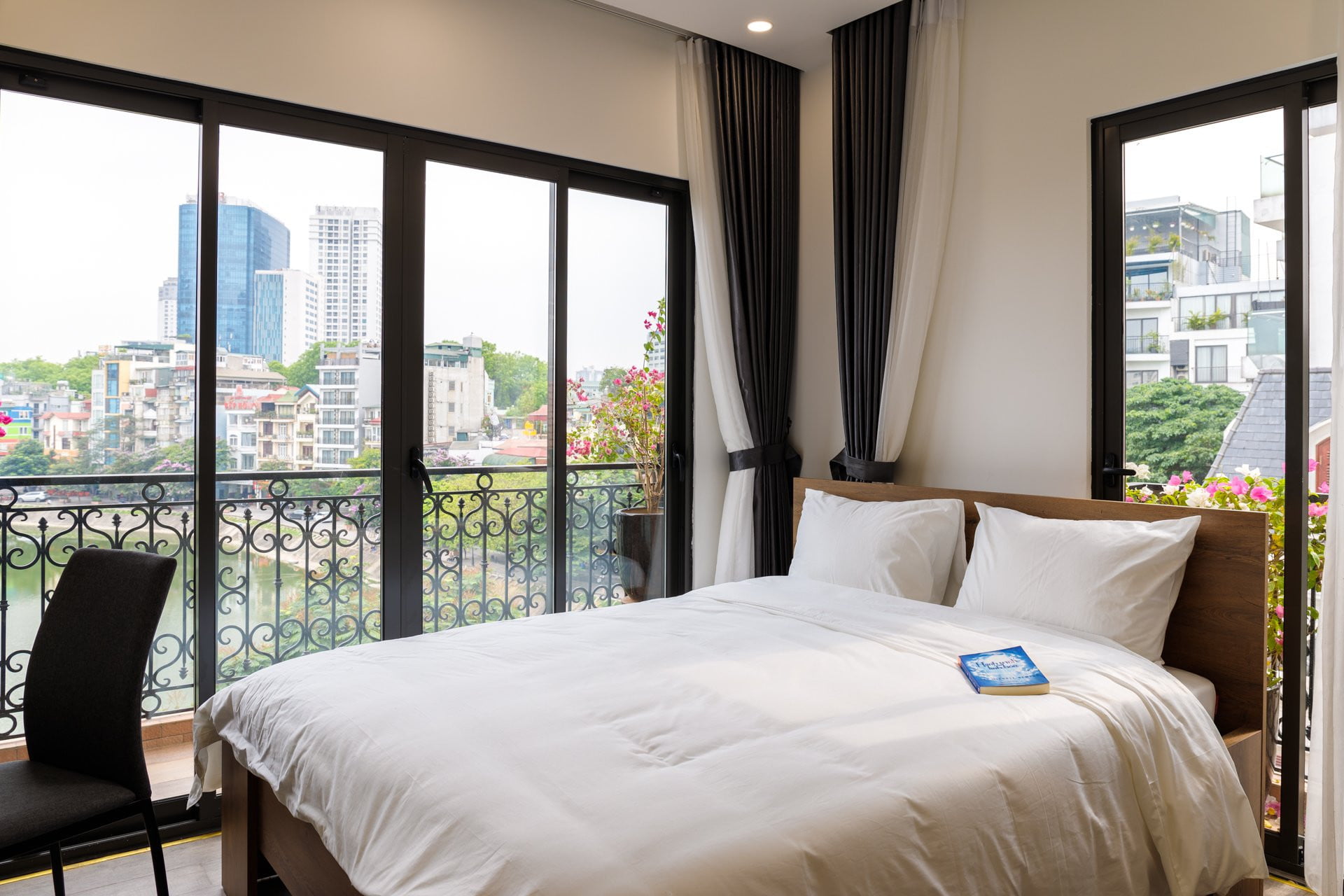 Căn Hộ Dịch Vụ 1 Phòng Ngủ View Hồ Ngọc Khánh 50m2 Có Ban Công Full Nội Thất