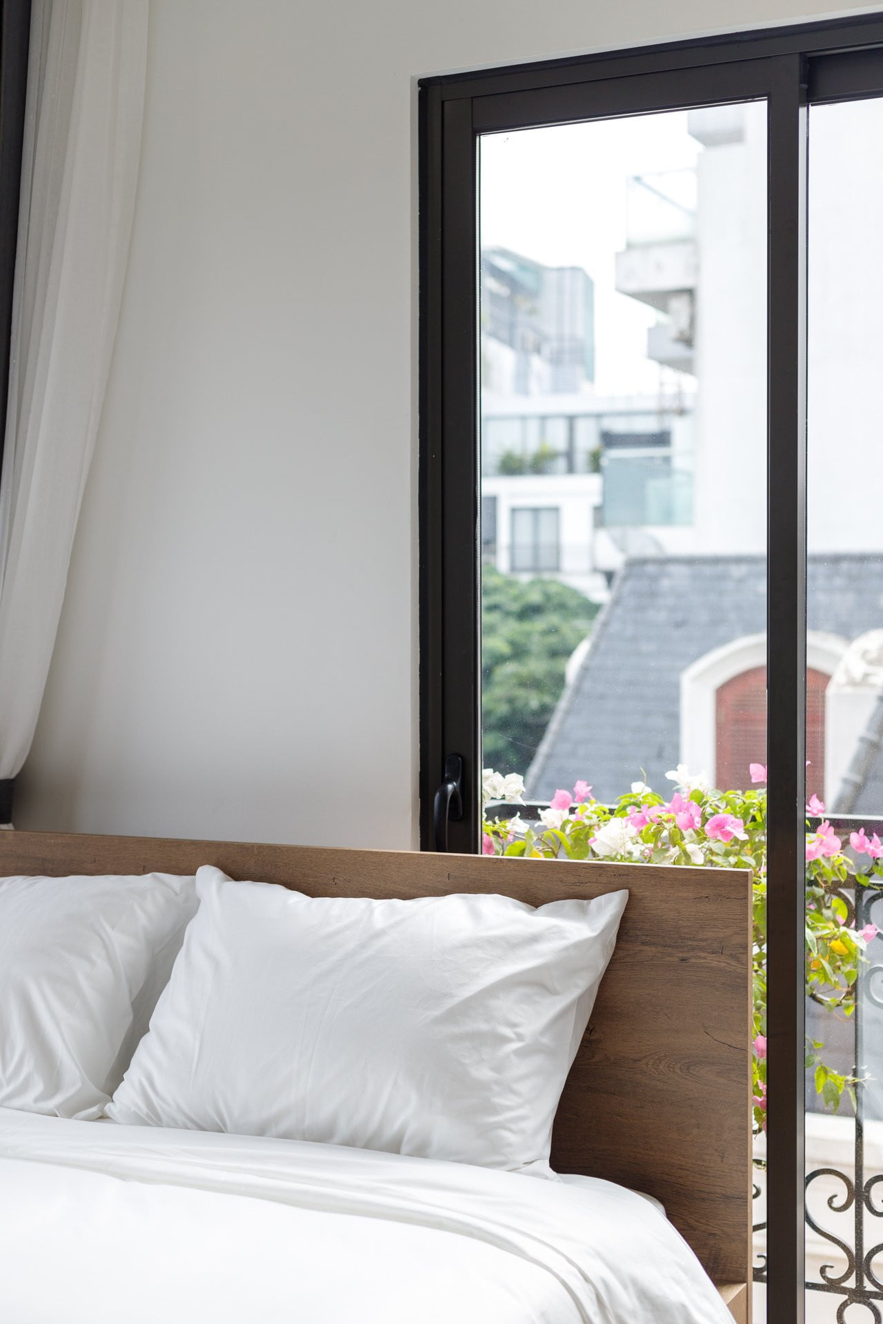 Căn Hộ Dịch Vụ 1 Phòng Ngủ View Hồ Ngọc Khánh 50m2 Có Ban Công Full Nội Thất