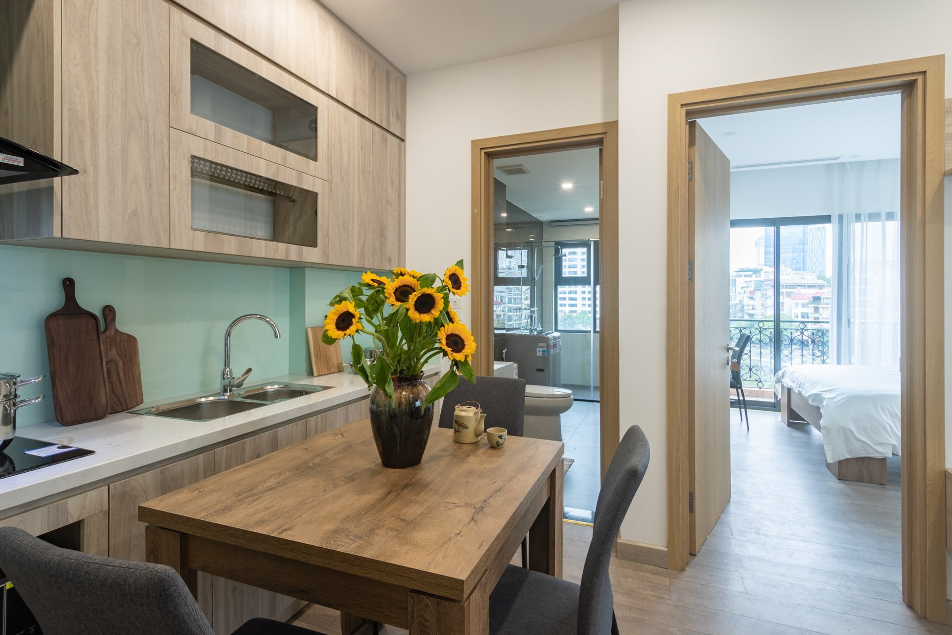 Căn Hộ Dịch Vụ 1 Phòng Ngủ View Hồ Ngọc Khánh 50m2 Có Ban Công Full Nội Thất