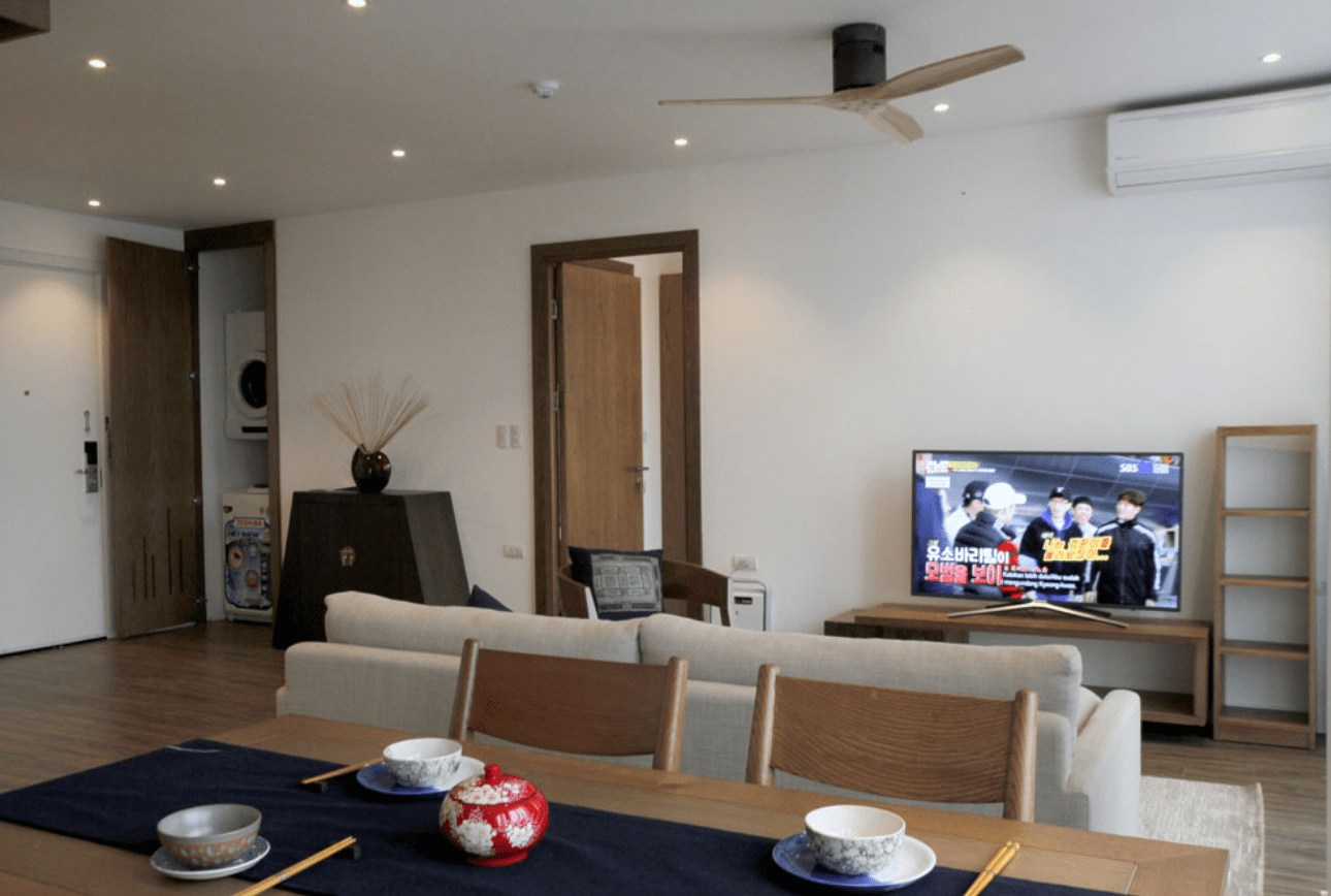 Cho thuê căn hộ dịch vụ 2 phòng ngủ 90m2 tại Đào Tấn, ban công rộng, nội thất cao cấp