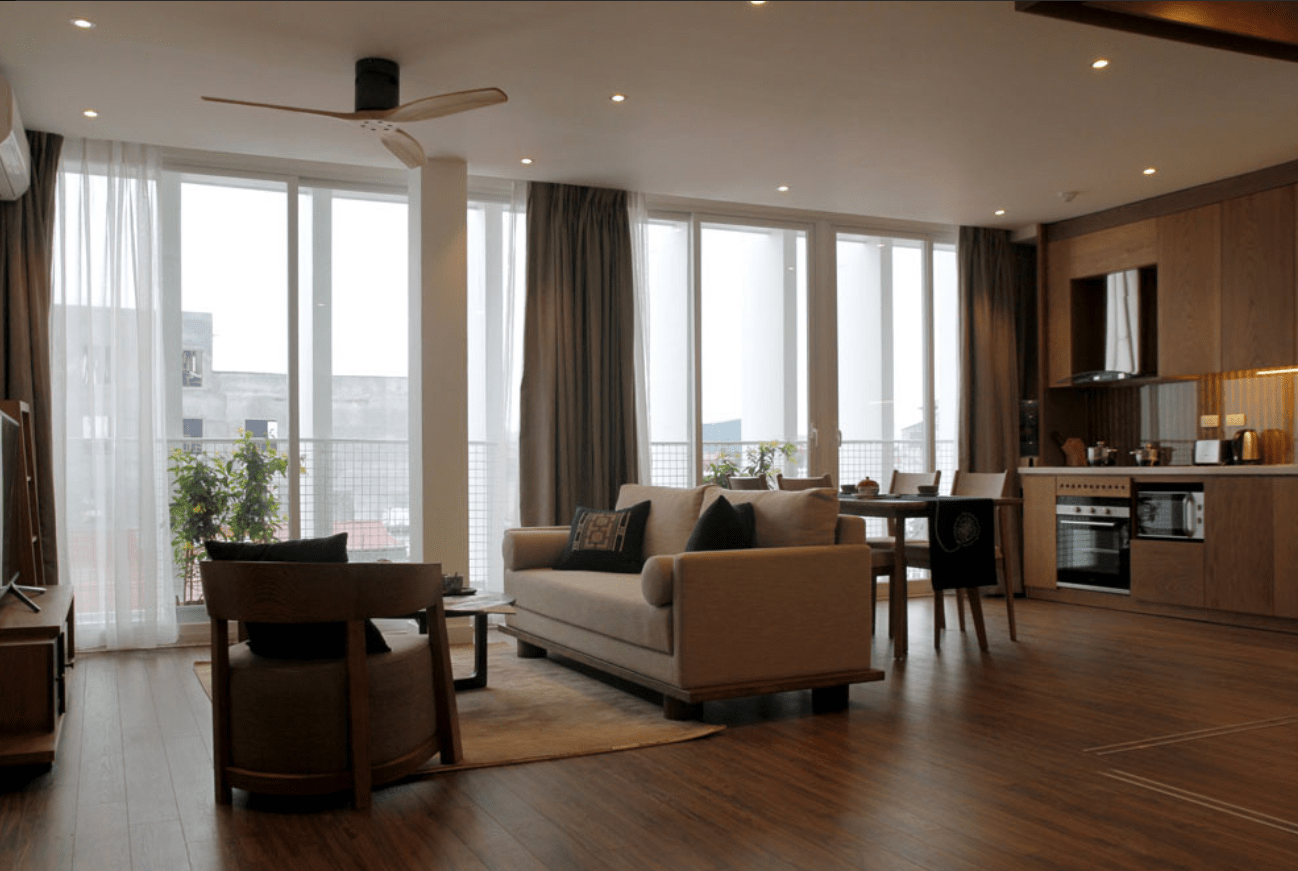 Cho thuê căn hộ dịch vụ 2 phòng ngủ 90m2 tại Đào Tấn, ban công rộng, nội thất cao cấp