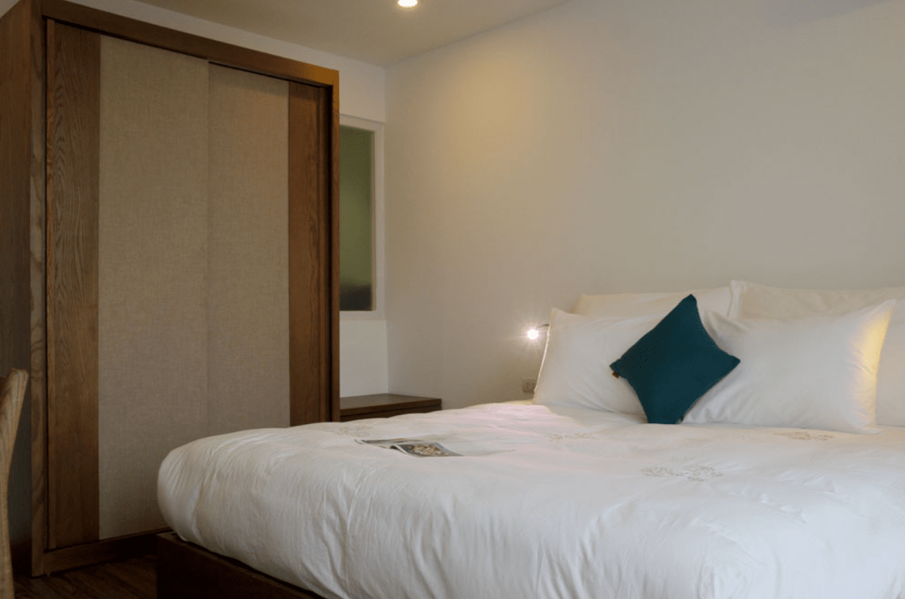 Cho thuê căn hộ dịch vụ 2 phòng ngủ 90m2 tại Đào Tấn, ban công rộng, nội thất cao cấp