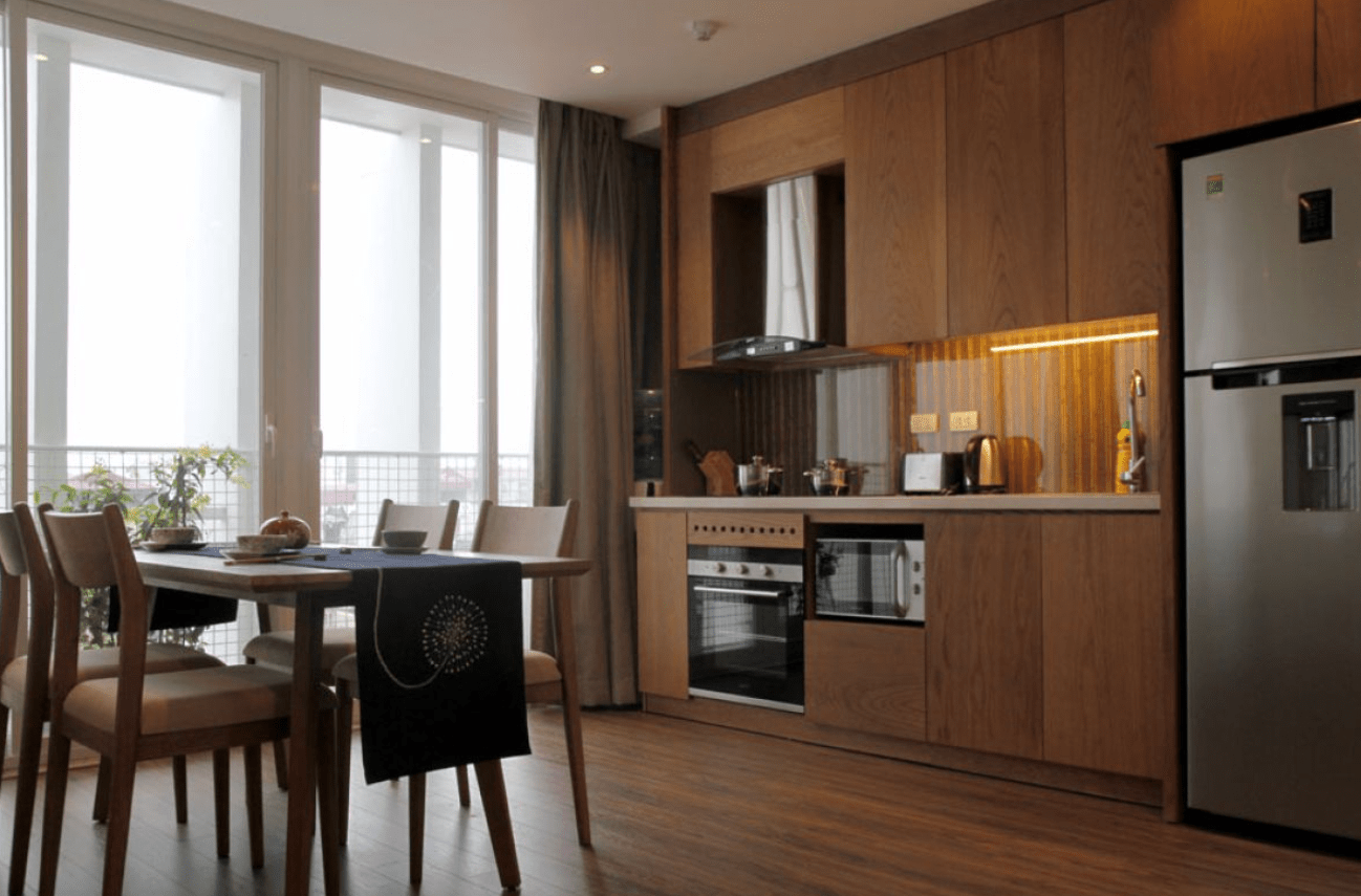 Cho thuê căn hộ dịch vụ 2 phòng ngủ 90m2 tại Đào Tấn, ban công rộng, nội thất cao cấp