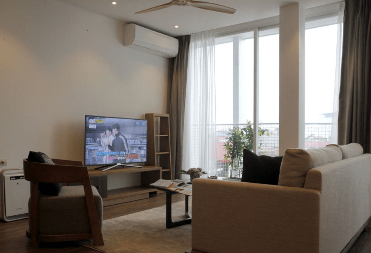 Cho thuê căn hộ dịch vụ 2 phòng ngủ 90m2 tại Đào Tấn, ban công rộng, nội thất cao cấp