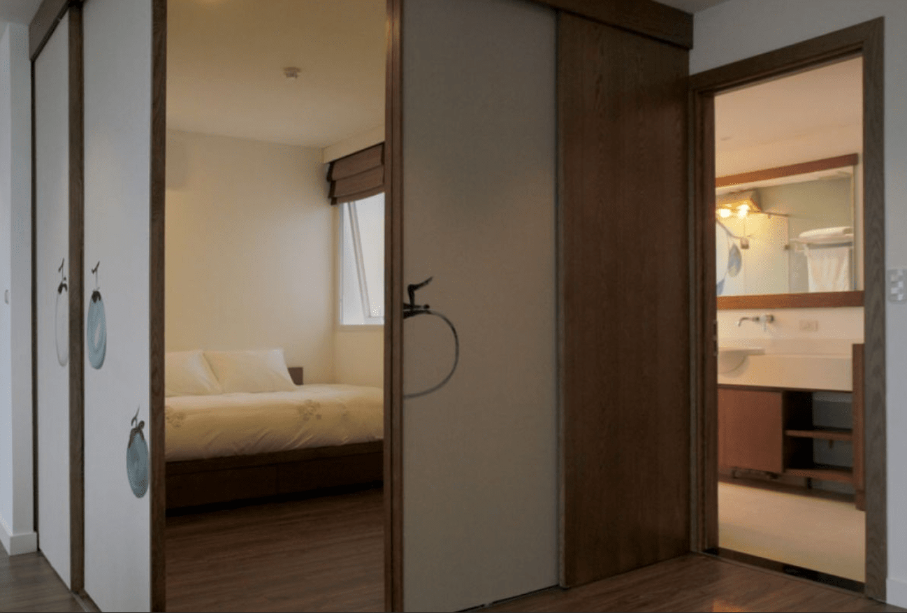Cho thuê căn hộ dịch vụ 2 phòng ngủ 90m2 tại Đào Tấn, ban công rộng, nội thất cao cấp