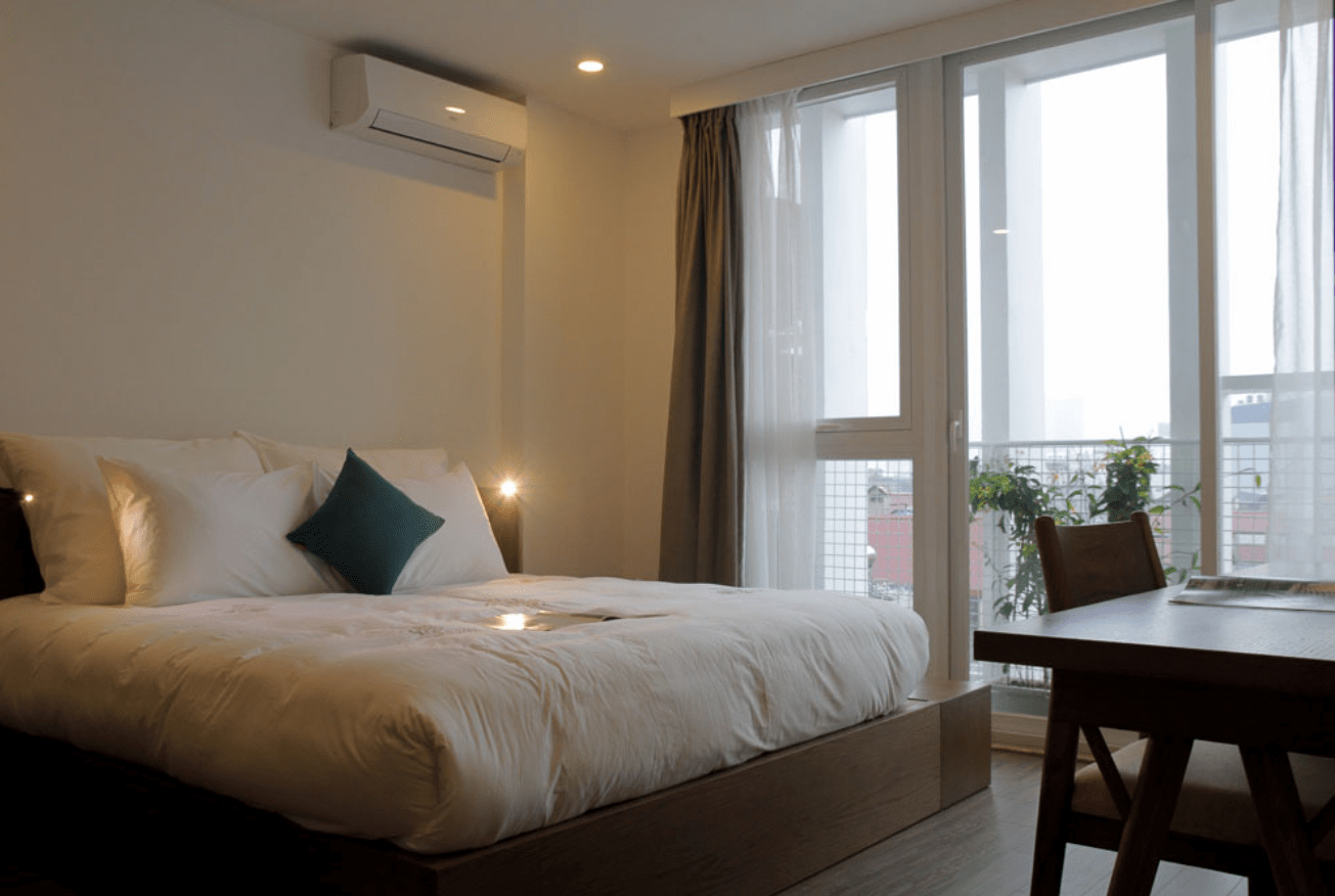Cho thuê căn hộ dịch vụ 2 phòng ngủ 90m2 tại Đào Tấn, ban công rộng, nội thất cao cấp