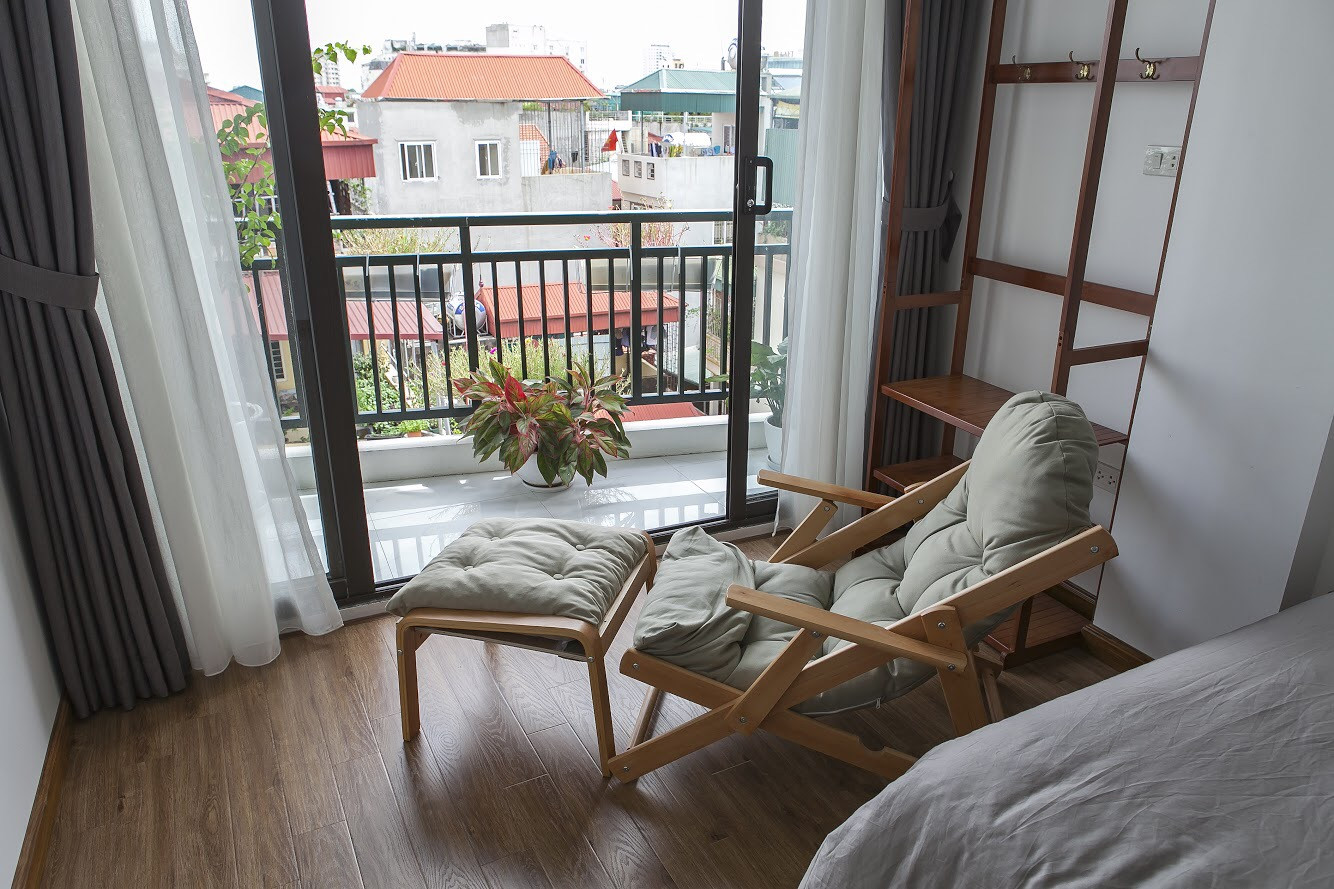 Căn hộ dịch vụ 2 phòng ngủ tầng cao, mặt phố Phan Kế Bính, có ban công, ánh sáng tự nhiên