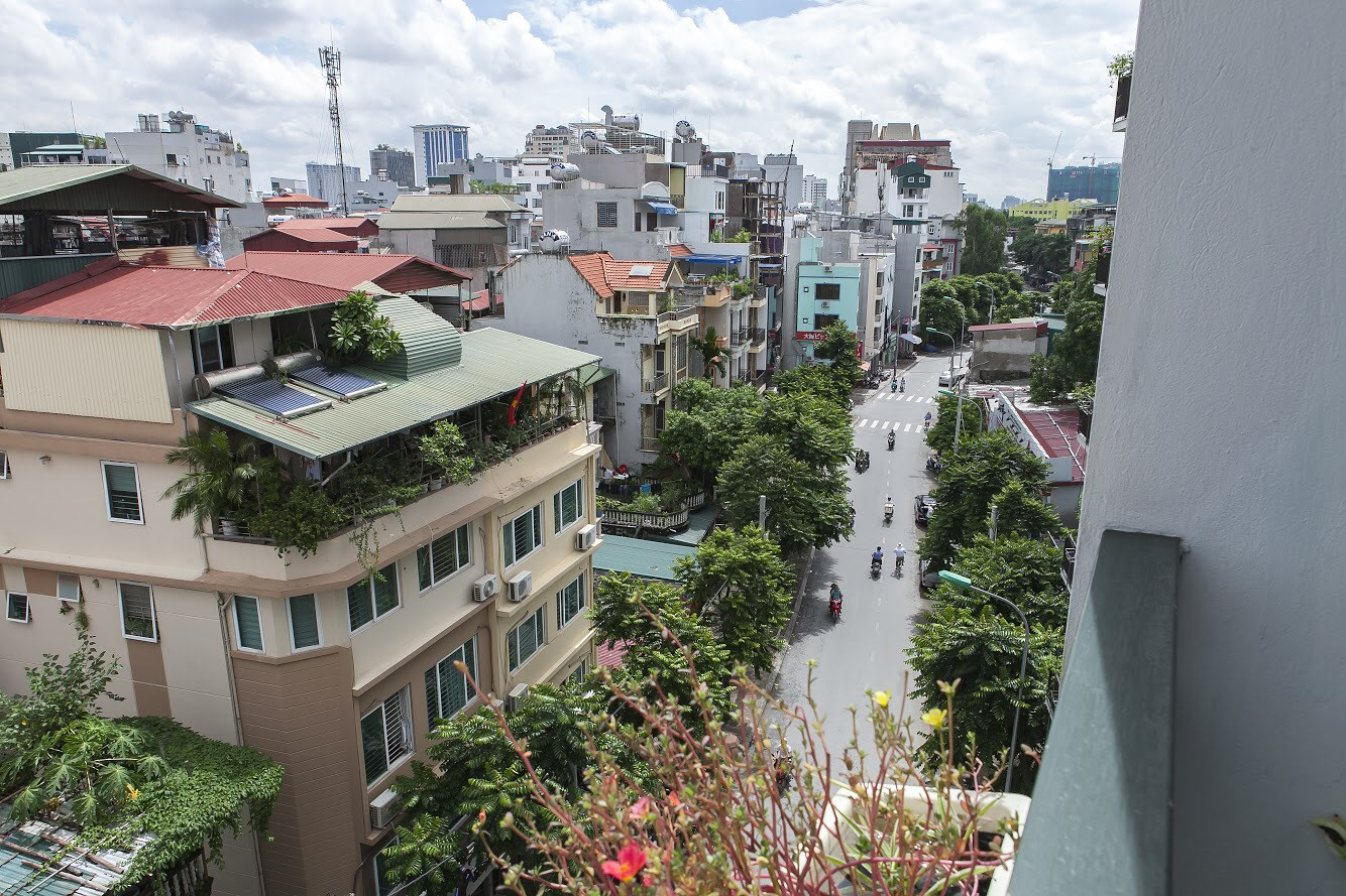 Căn hộ dịch vụ 2 phòng ngủ tầng cao, mặt phố Phan Kế Bính, có ban công, ánh sáng tự nhiên