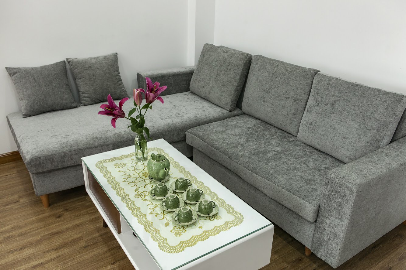 Căn hộ dịch vụ 2 phòng ngủ tầng cao, mặt phố Phan Kế Bính, có ban công, ánh sáng tự nhiên