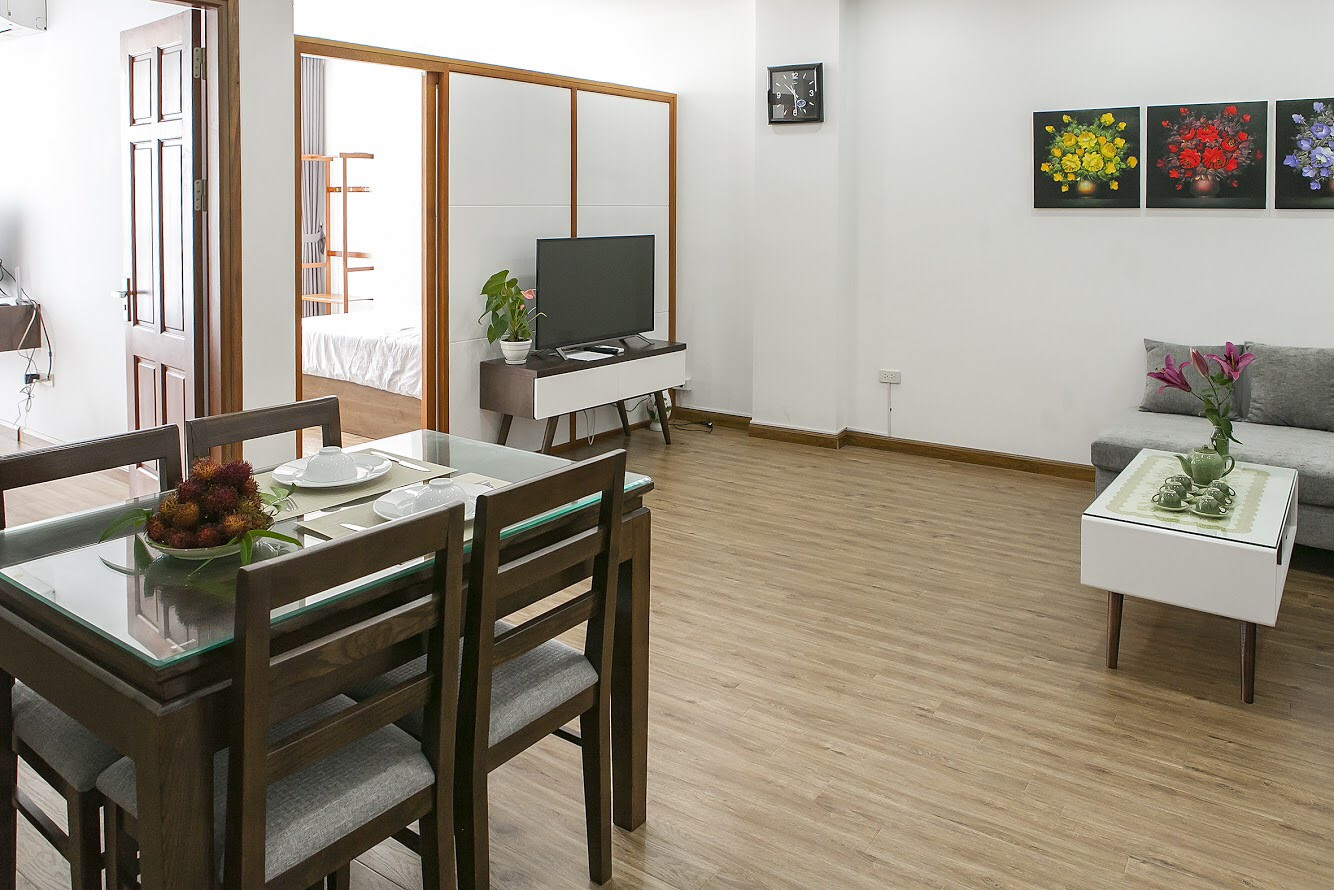 Căn hộ dịch vụ 2 phòng ngủ tầng cao, mặt phố Phan Kế Bính, có ban công, ánh sáng tự nhiên