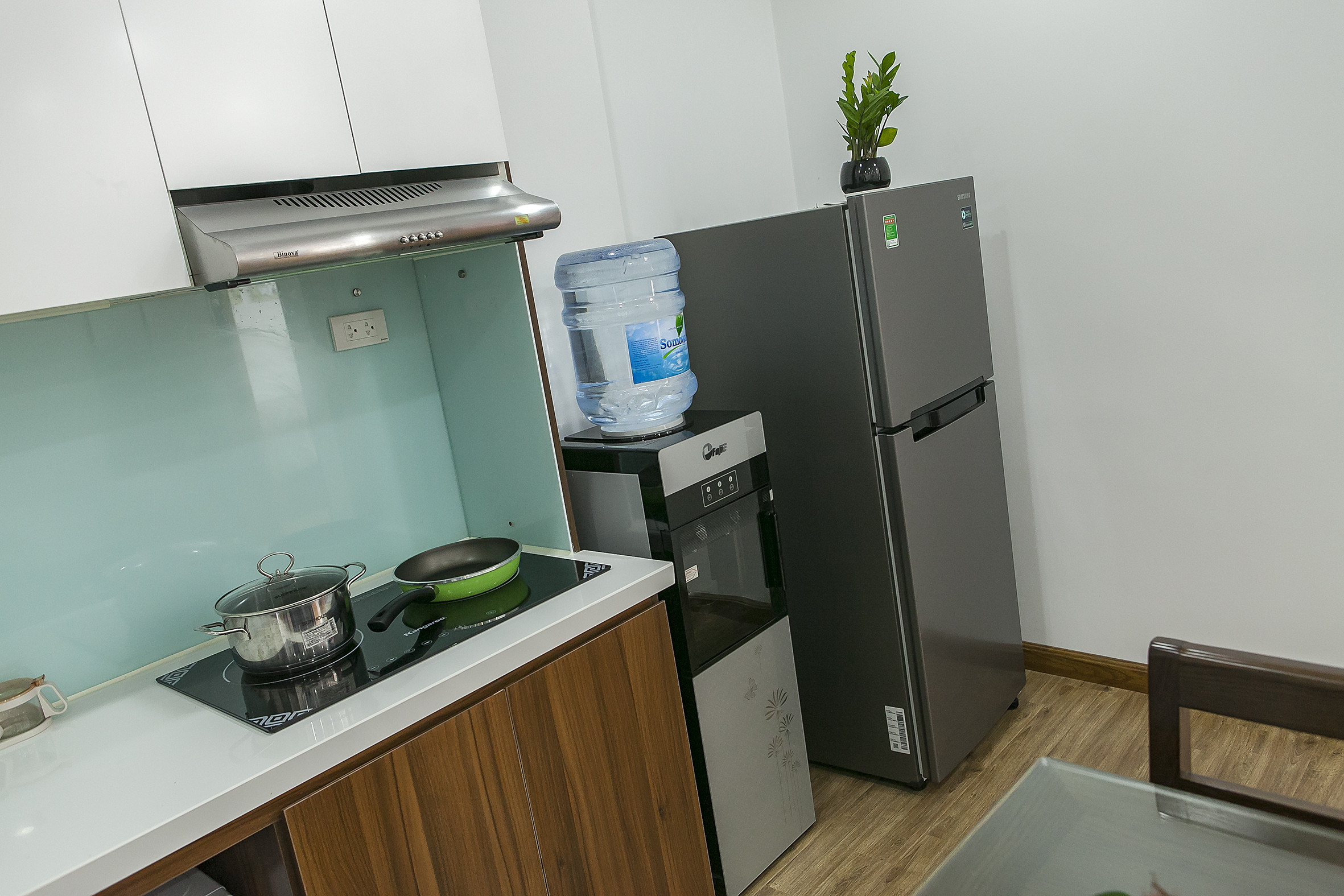 Căn hộ dịch vụ 2 phòng ngủ tầng cao, mặt phố Phan Kế Bính, có ban công, ánh sáng tự nhiên