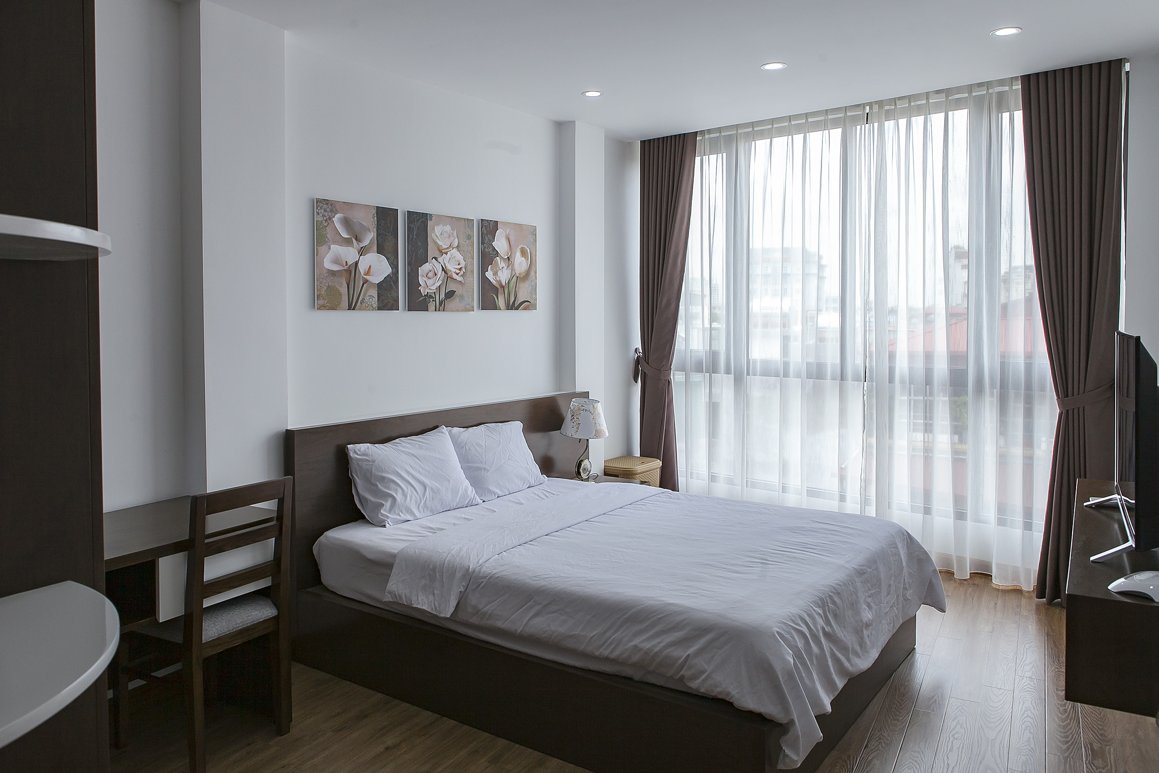 Căn hộ dịch vụ 2 phòng ngủ tầng cao, mặt phố Phan Kế Bính, có ban công, ánh sáng tự nhiên