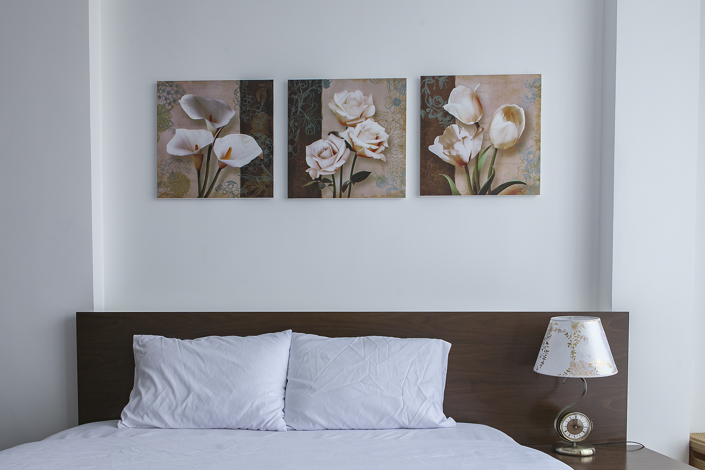 Căn hộ dịch vụ 2 phòng ngủ tầng cao, mặt phố Phan Kế Bính, có ban công, ánh sáng tự nhiên