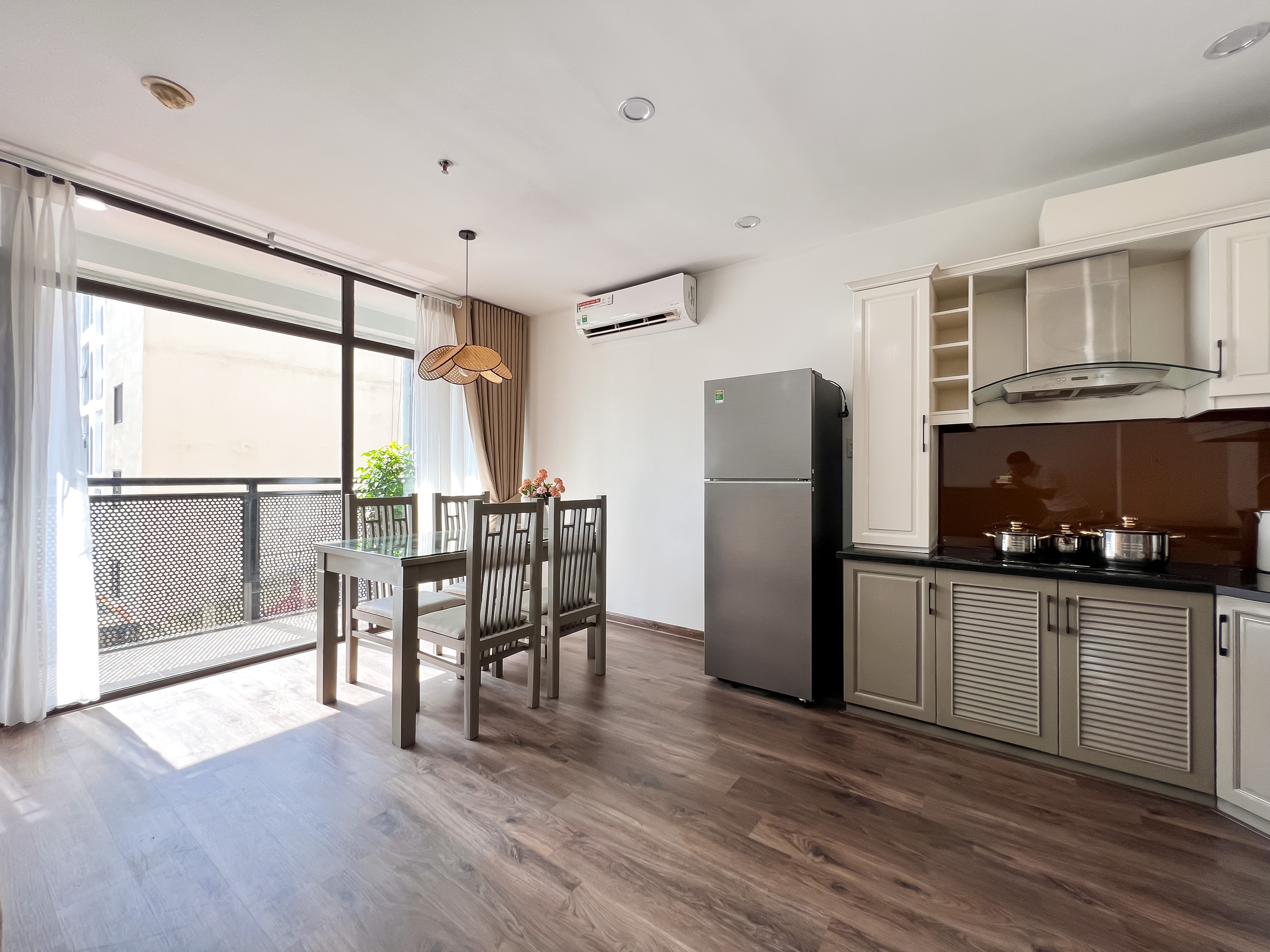 Cho thuê căn hộ dịch vụ 2 phòng ngủ tại 535 Kim Mã, có ban công, vị trí trung tâm