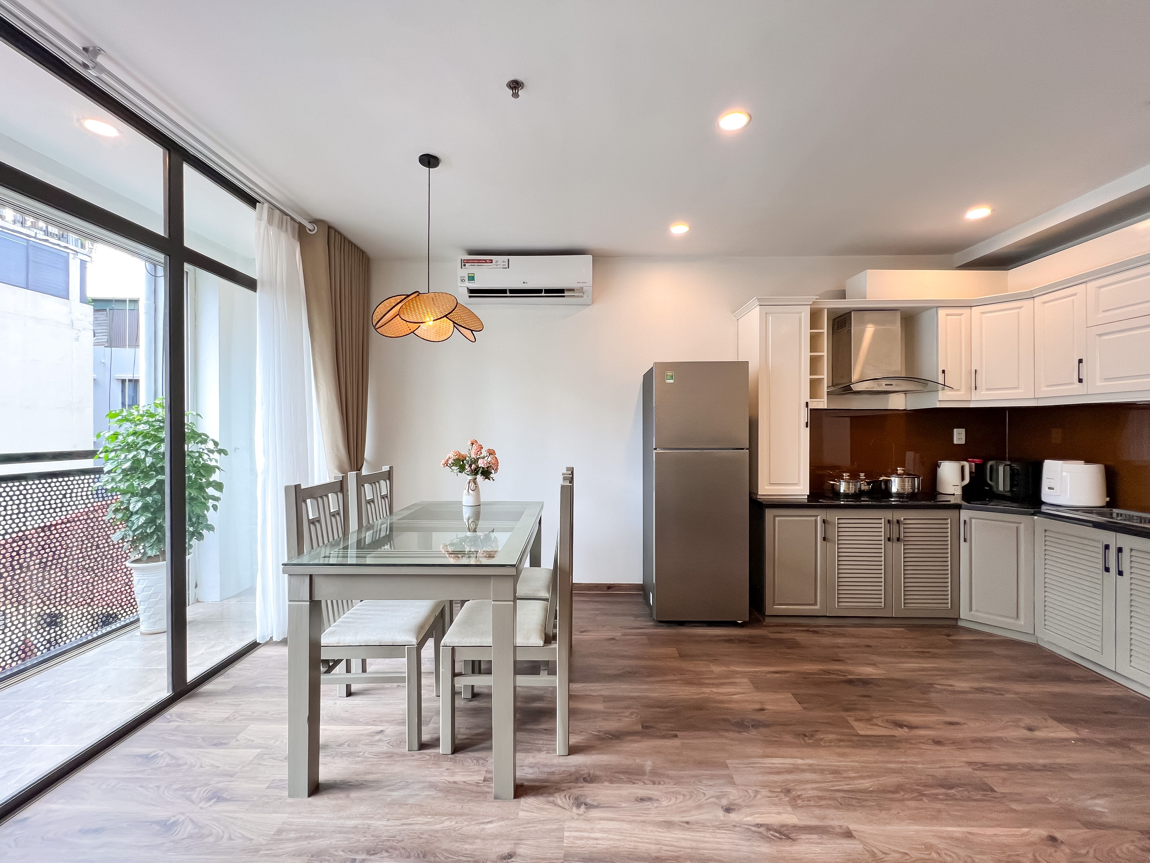 Cho thuê căn hộ dịch vụ 2 phòng ngủ tại 535 Kim Mã, có ban công, vị trí trung tâm