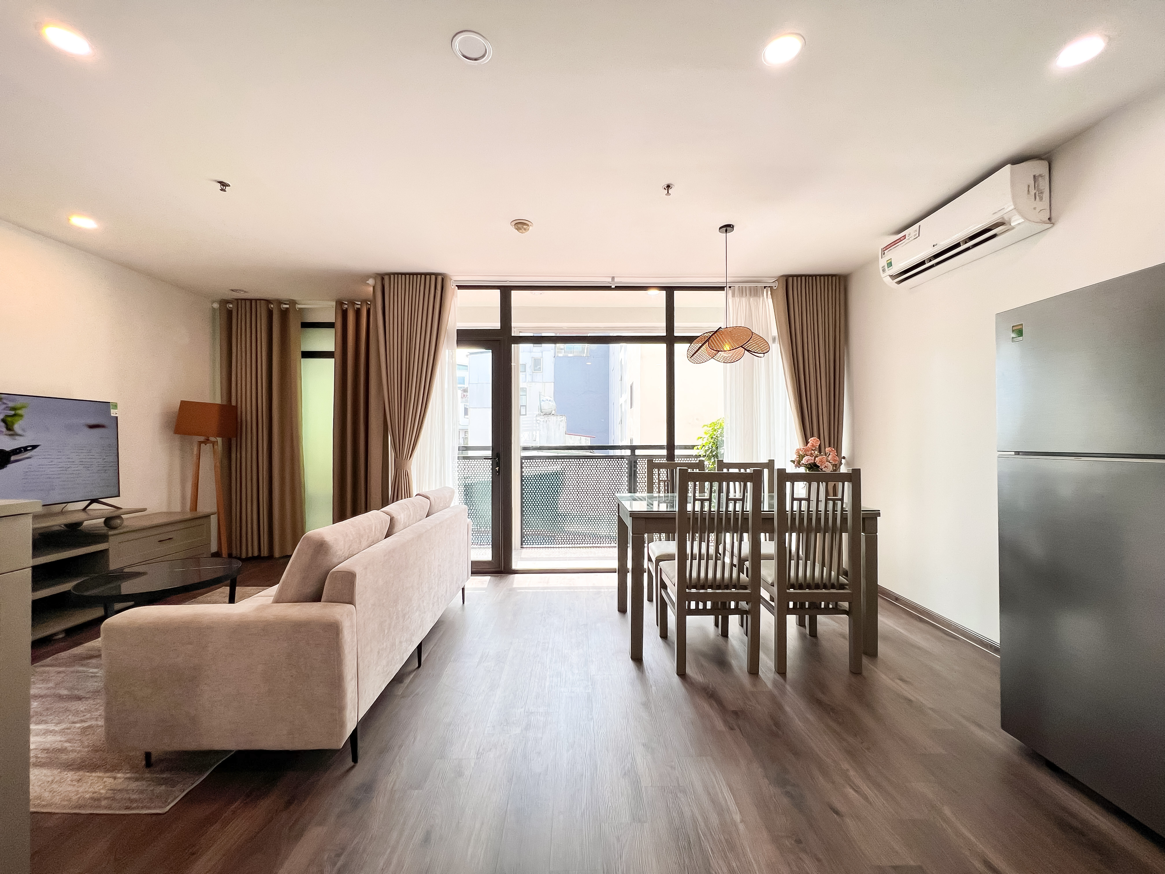 Cho thuê căn hộ dịch vụ 2 phòng ngủ tại 535 Kim Mã, có ban công, vị trí trung tâm