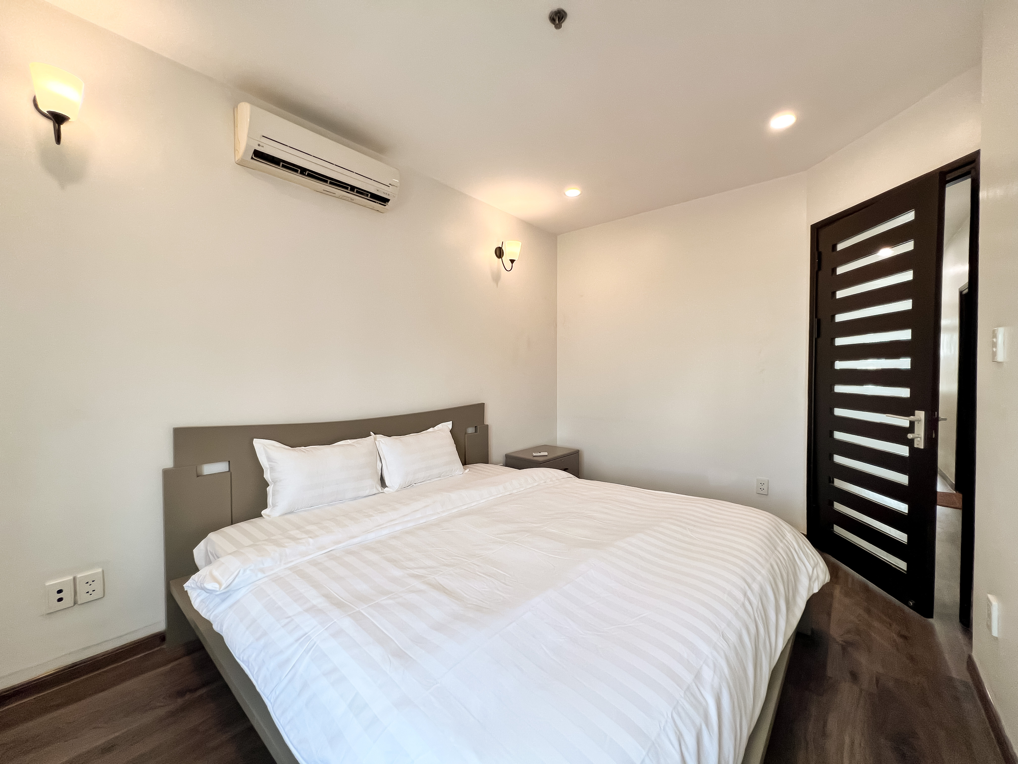 Cho thuê căn hộ dịch vụ 2 phòng ngủ tại 535 Kim Mã, có ban công, vị trí trung tâm