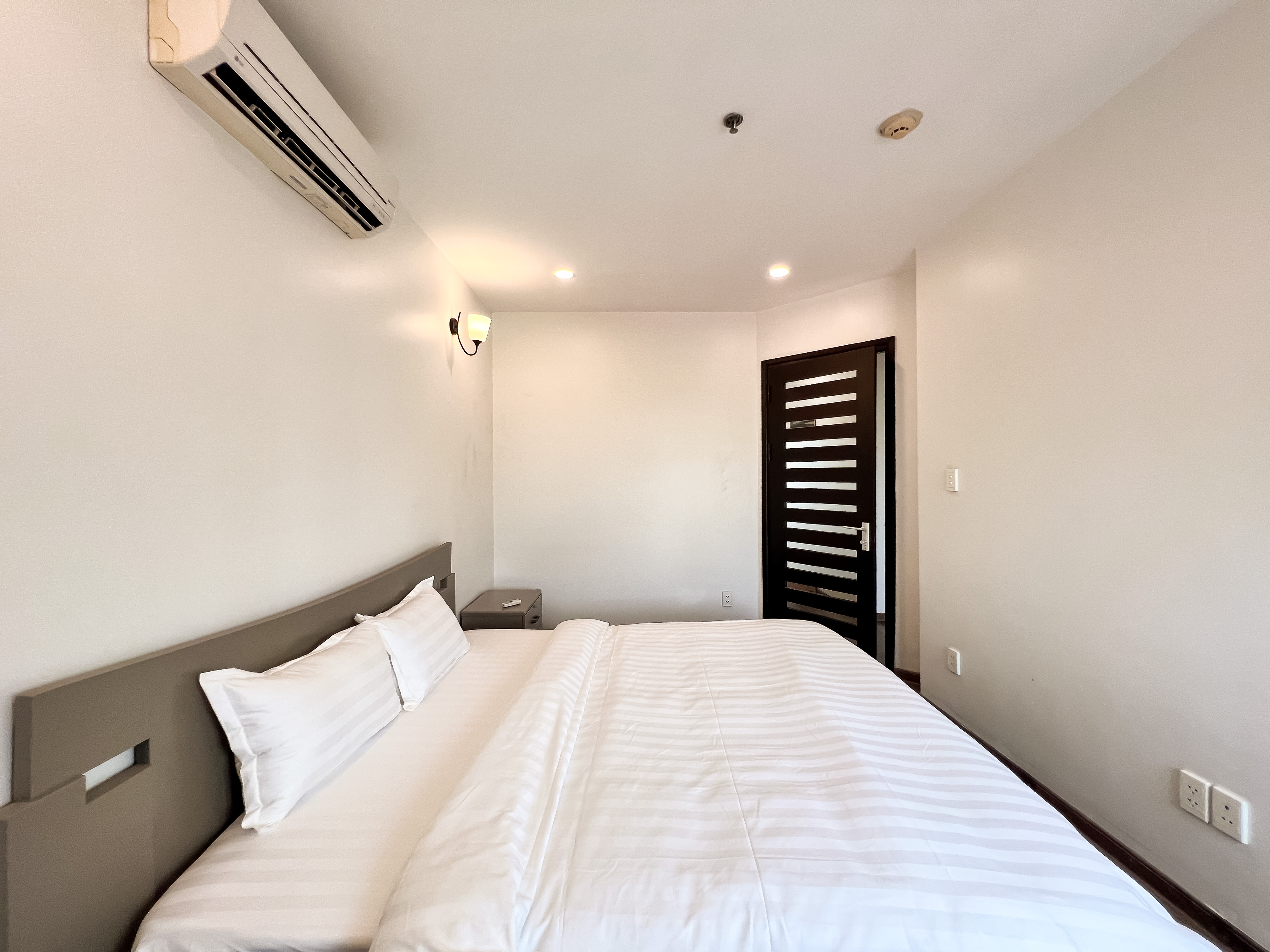 Cho thuê căn hộ dịch vụ 2 phòng ngủ tại 535 Kim Mã, có ban công, vị trí trung tâm