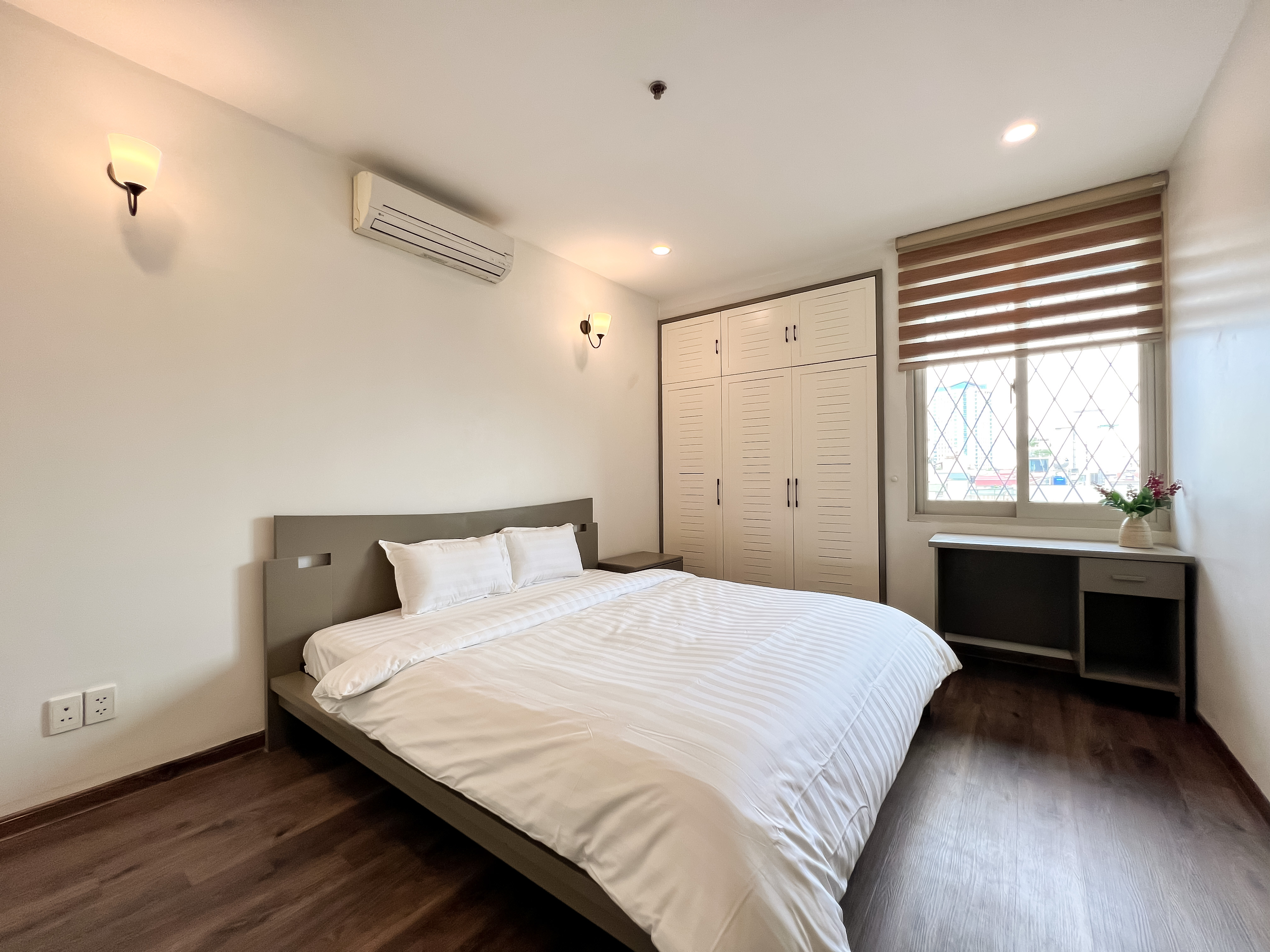 Cho thuê căn hộ dịch vụ 2 phòng ngủ tại 535 Kim Mã, có ban công, vị trí trung tâm