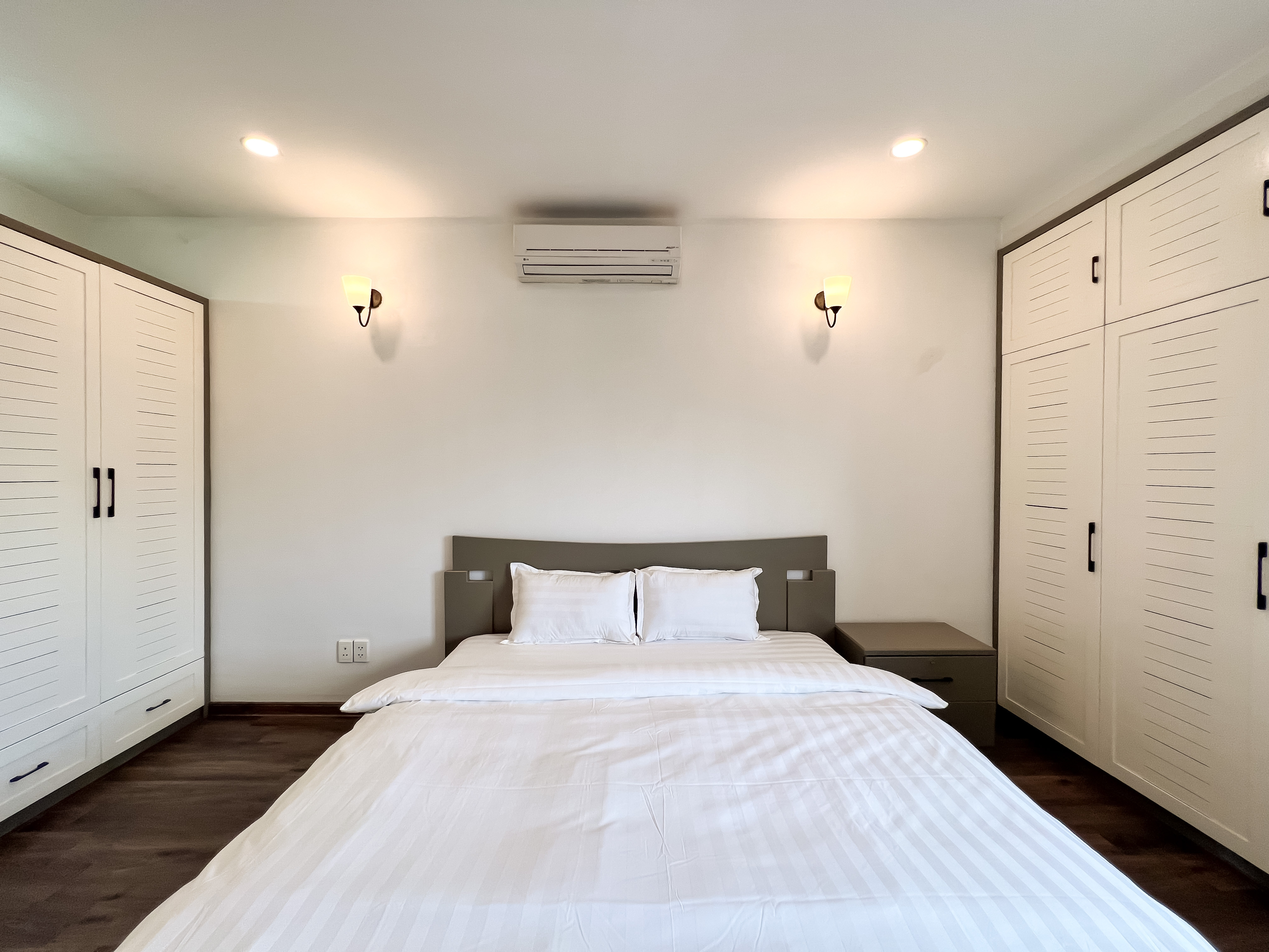 Cho thuê căn hộ dịch vụ 2 phòng ngủ tại 535 Kim Mã, có ban công, vị trí trung tâm