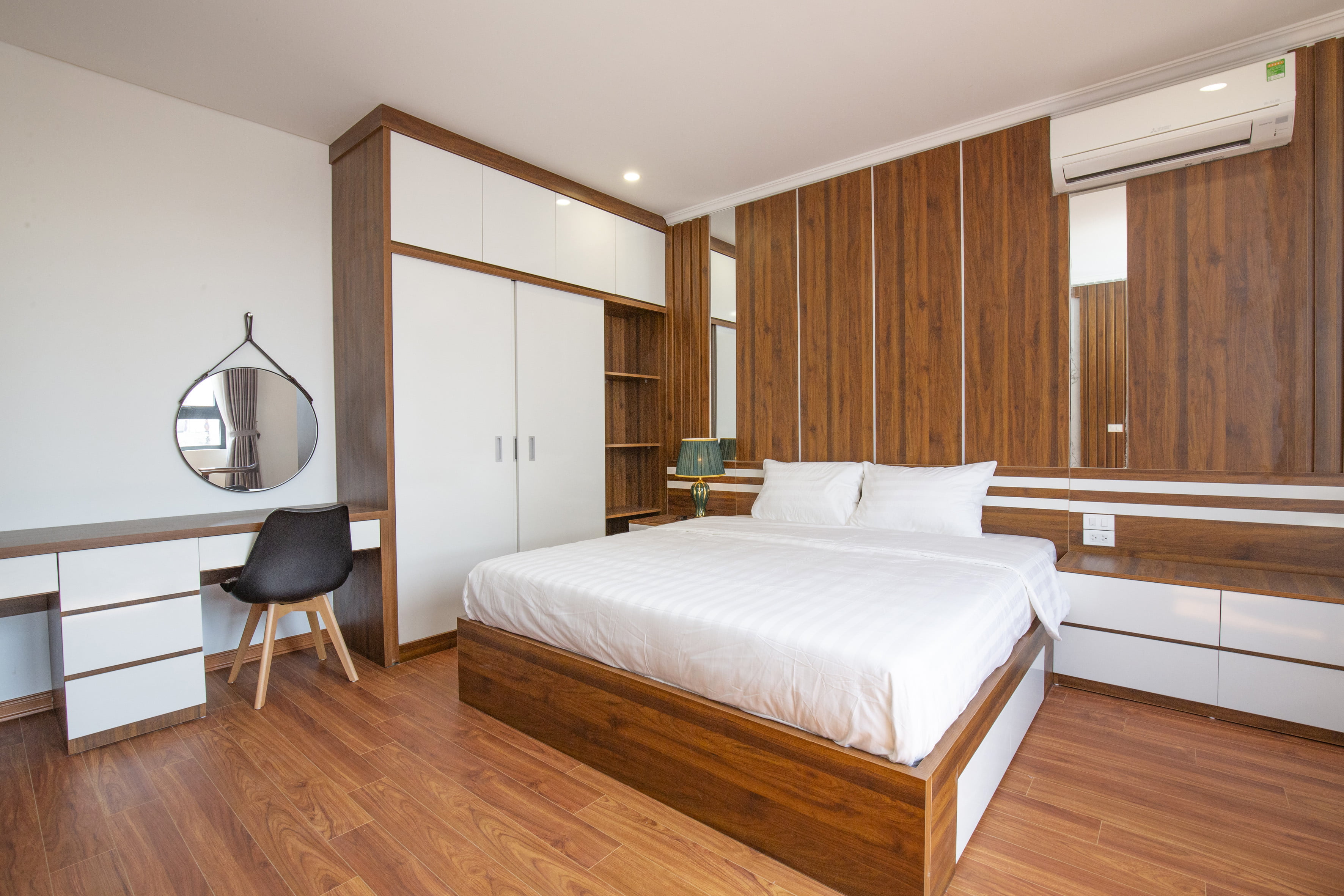 Cho thuê căn hộ studio đầy đủ tiện ích nhiều ánh sáng tại 47 Linh Lang